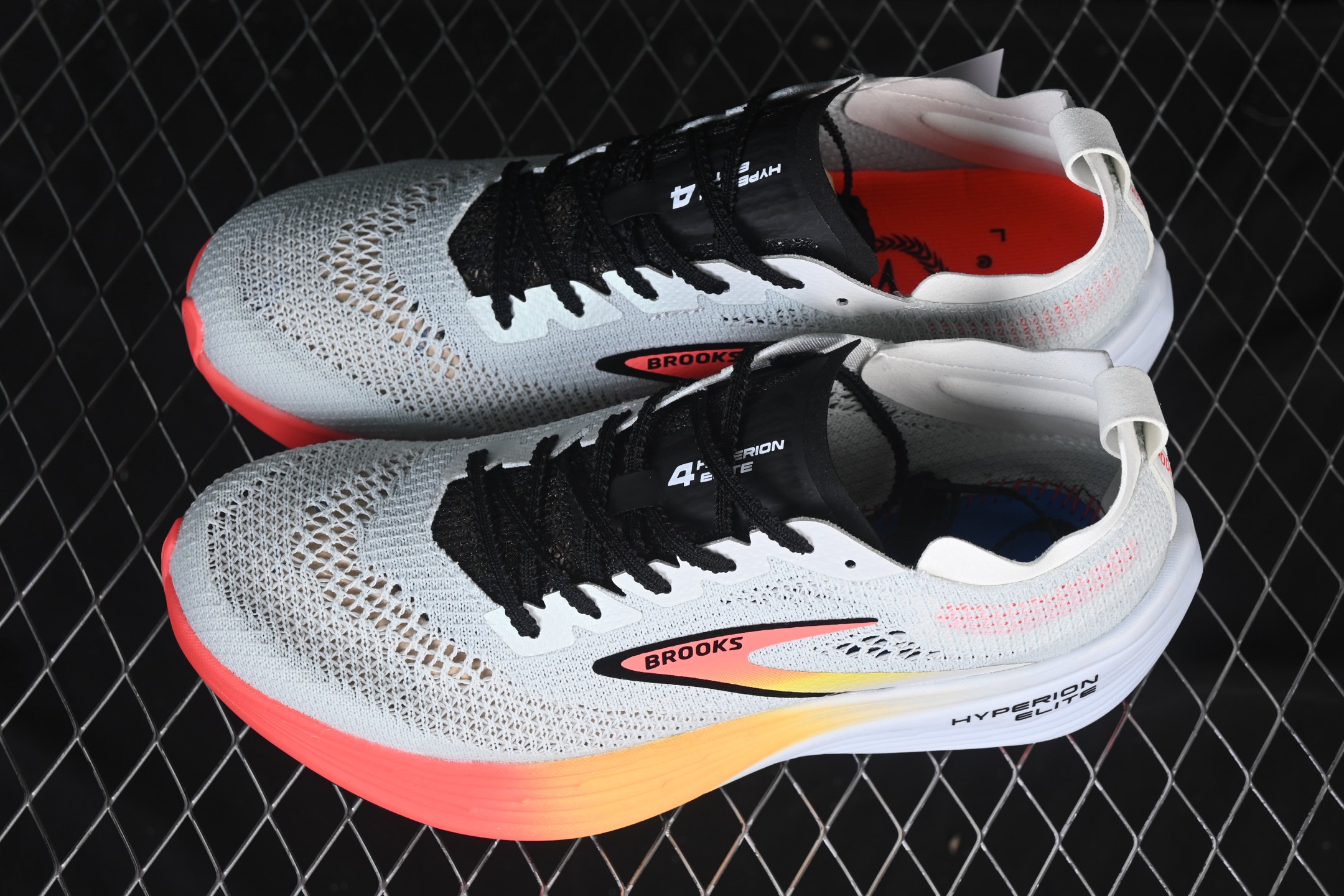 💰240纯原
 Brooks Hyperion Elite 4 布鲁克斯龙卷风4 休闲透气缓震运动鞋 1000461D488
尺码：36 36.5 37 38 38.5 39 40 40.5 41 42 42.5 43 44 44.5 45 G.D4