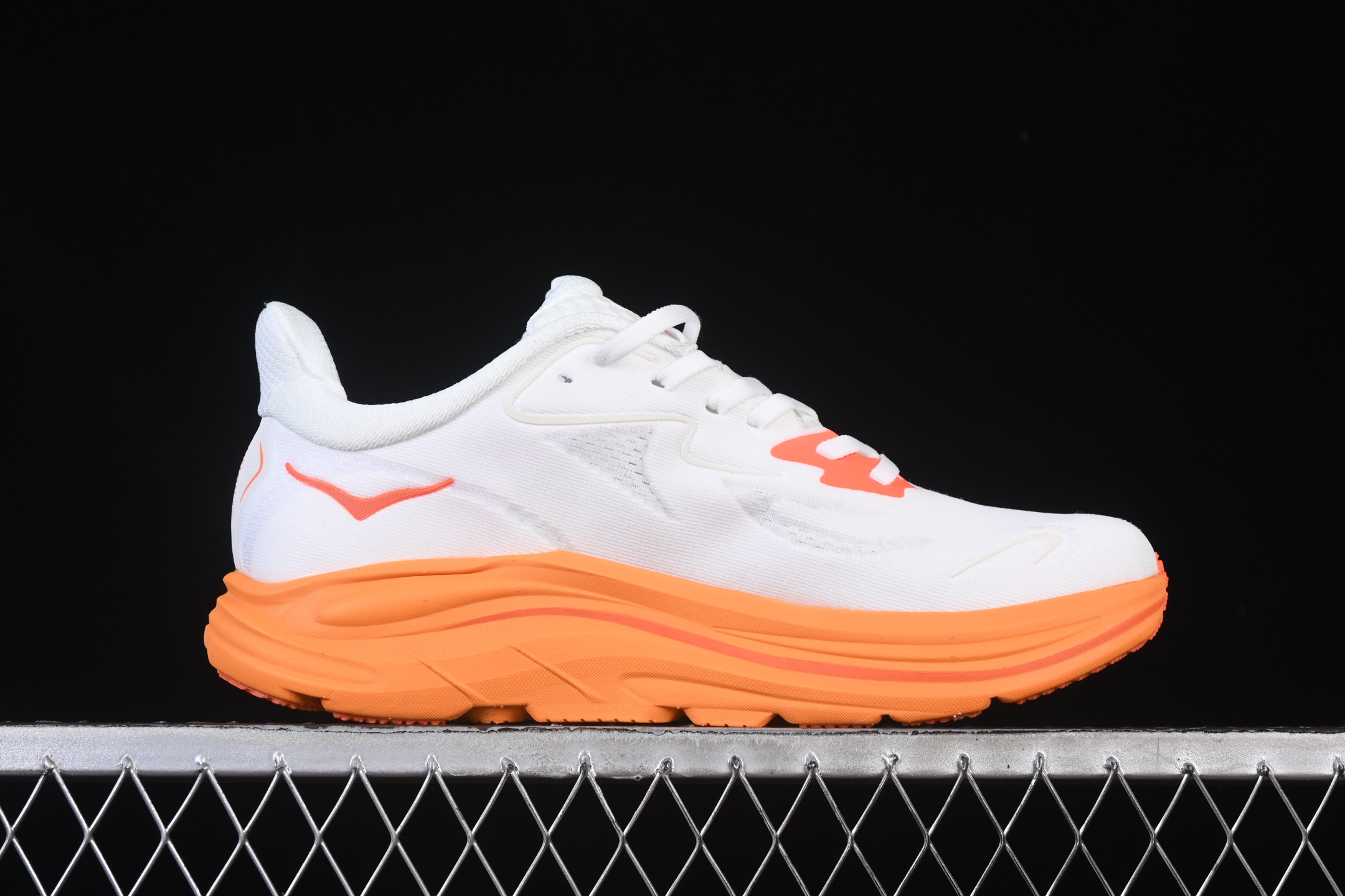 💰220纯原
HOKA ONE ONE CLIFTON 10 克里夫顿系列 轻盈透气的针织网面跑鞋 1162030 FGZ
#增强鞋面的强度和支撑性能 搭配柔软的鞋舌 让双脚在舒适包裹中跑的更加畅快 全新泡棉中底 柔软的同时增强回弹性能 为不同跑者提供更平稳流畅的脚感 带来全面的缓冲保护 根据人体工程学设计的延长拉襟 后跟处弹软的海绵填充舒适固定 避免掉跟和摩擦
尺码：36 36.5 37 38 38.5 39 40 40.5 41 42 42.5 43 44 45 G.D4
