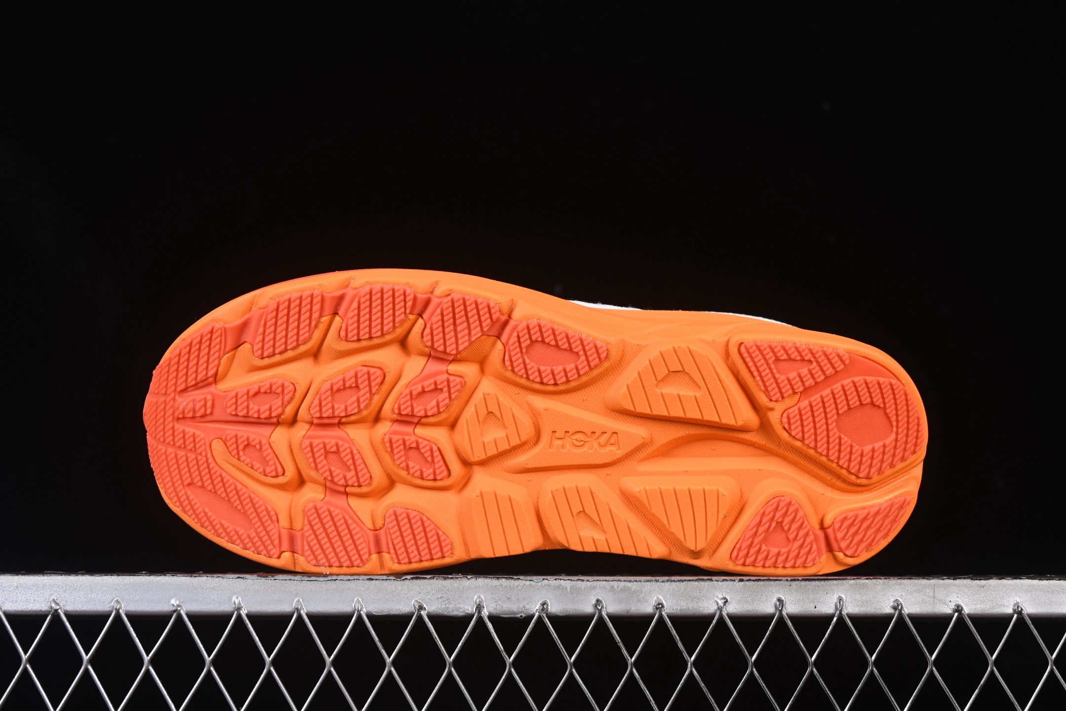 💰220纯原
HOKA ONE ONE CLIFTON 10 克里夫顿系列 轻盈透气的针织网面跑鞋 1162030 FGZ
#增强鞋面的强度和支撑性能 搭配柔软的鞋舌 让双脚在舒适包裹中跑的更加畅快 全新泡棉中底 柔软的同时增强回弹性能 为不同跑者提供更平稳流畅的脚感 带来全面的缓冲保护 根据人体工程学设计的延长拉襟 后跟处弹软的海绵填充舒适固定 避免掉跟和摩擦
尺码：36 36.5 37 38 38.5 39 40 40.5 41 42 42.5 43 44 45 G.D4