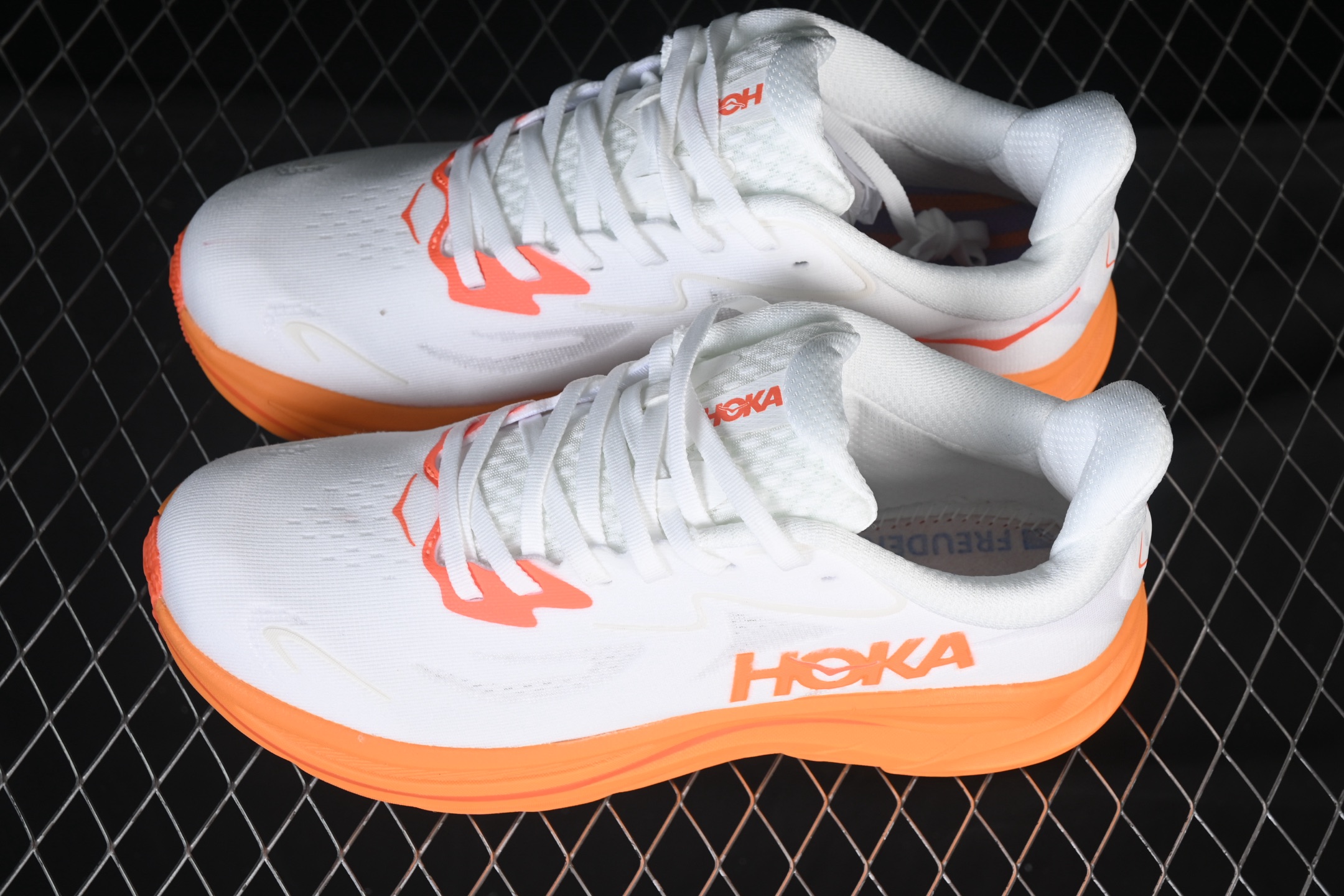 💰220纯原
HOKA ONE ONE CLIFTON 10 克里夫顿系列 轻盈透气的针织网面跑鞋 1162030 FGZ
#增强鞋面的强度和支撑性能 搭配柔软的鞋舌 让双脚在舒适包裹中跑的更加畅快 全新泡棉中底 柔软的同时增强回弹性能 为不同跑者提供更平稳流畅的脚感 带来全面的缓冲保护 根据人体工程学设计的延长拉襟 后跟处弹软的海绵填充舒适固定 避免掉跟和摩擦
尺码：36 36.5 37 38 38.5 39 40 40.5 41 42 42.5 43 44 45 G.D4