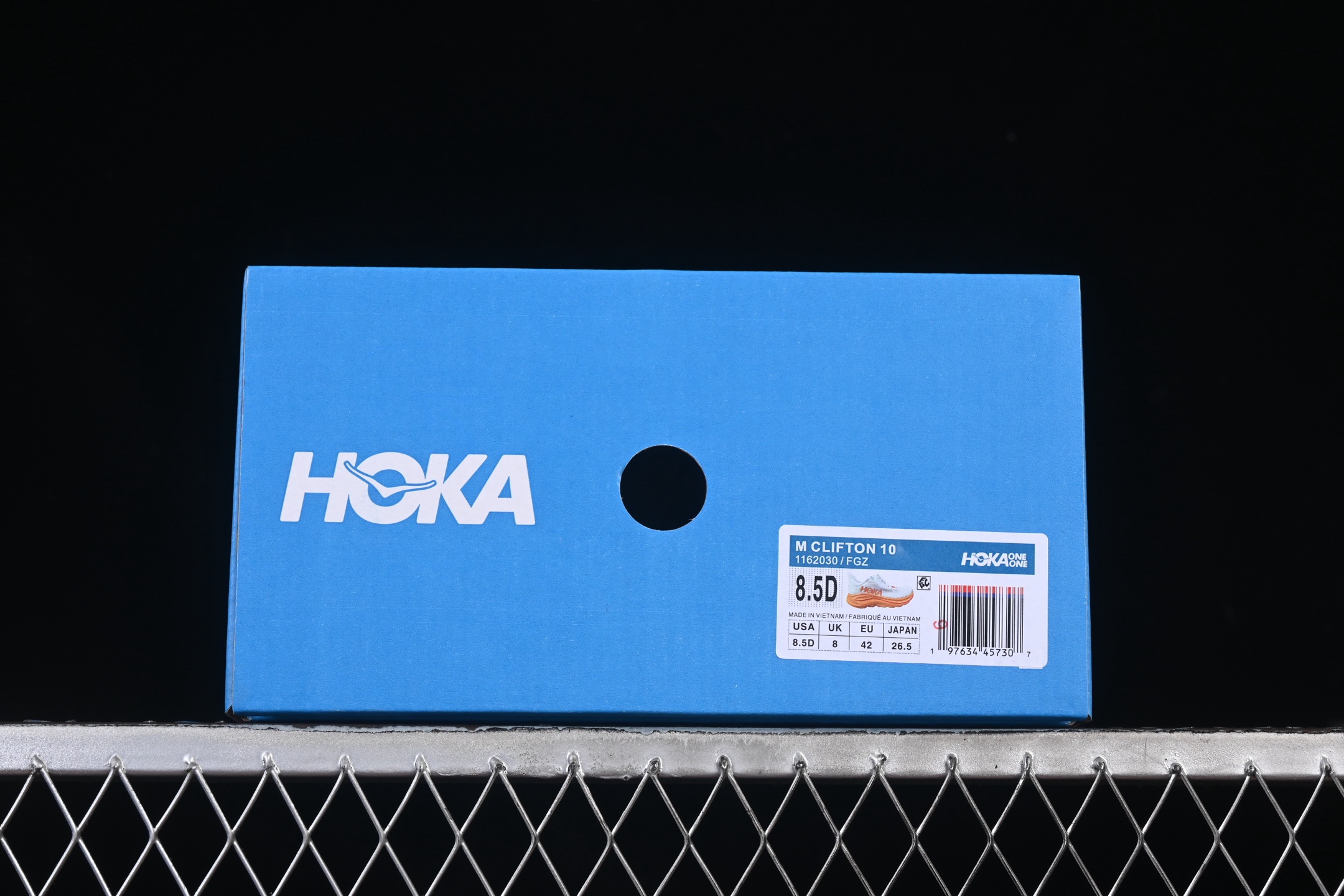 💰220纯原
HOKA ONE ONE CLIFTON 10 克里夫顿系列 轻盈透气的针织网面跑鞋 1162030 FGZ
#增强鞋面的强度和支撑性能 搭配柔软的鞋舌 让双脚在舒适包裹中跑的更加畅快 全新泡棉中底 柔软的同时增强回弹性能 为不同跑者提供更平稳流畅的脚感 带来全面的缓冲保护 根据人体工程学设计的延长拉襟 后跟处弹软的海绵填充舒适固定 避免掉跟和摩擦
尺码：36 36.5 37 38 38.5 39 40 40.5 41 42 42.5 43 44 45 G.D4