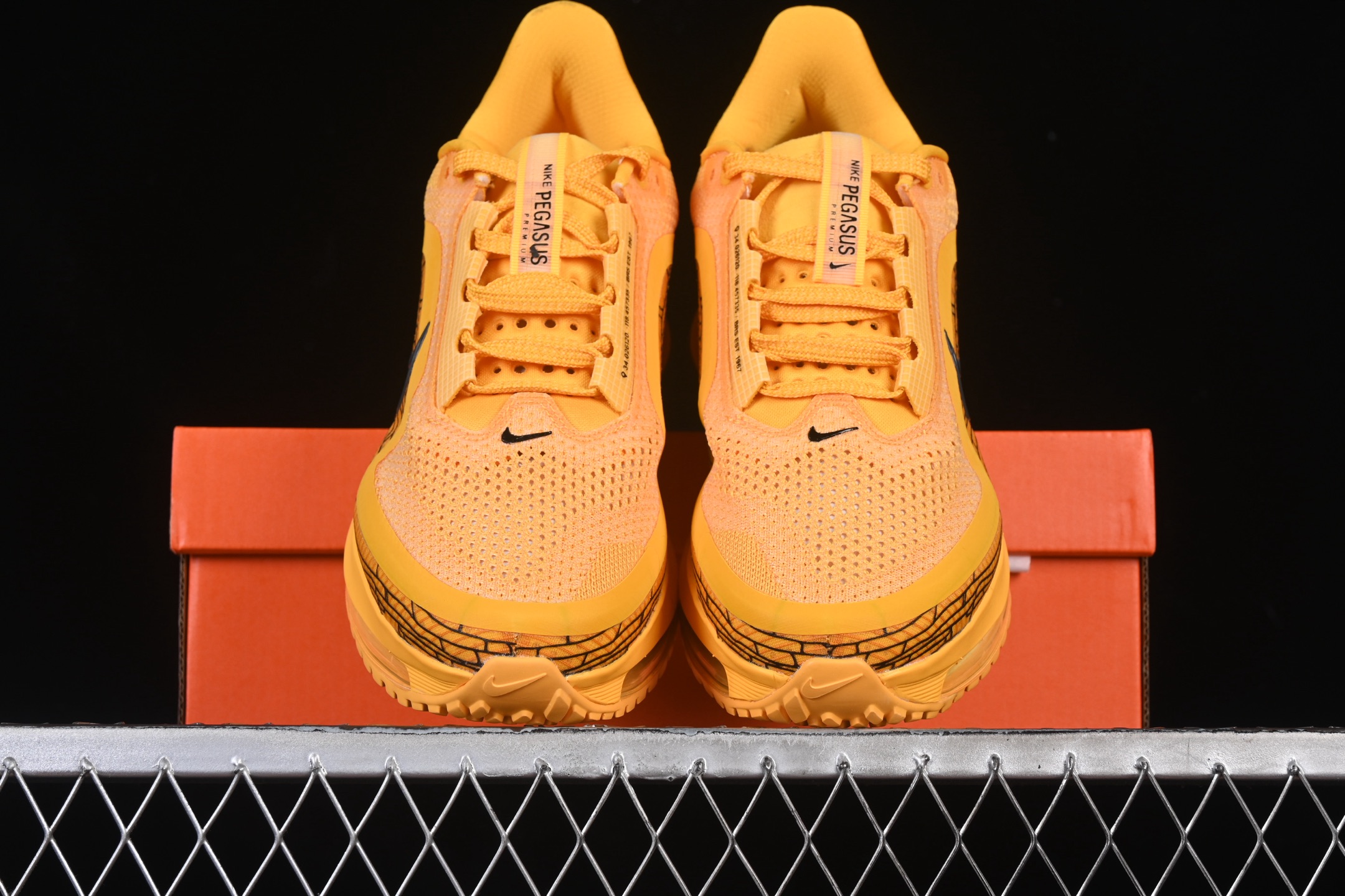 💰300纯原
 Nike Air Zoom Pegasus Premium 耐克网面全掌气垫缓震跑鞋 IH3256-700
#全掌可见的Air Zoom首次在Pegasus系列中出现，模仿了Vaporfly的碳板曲线，增强了跑步时的流畅过渡。
尺码：35.5 36 36.5 37.5 38 38.5 39 40 40.5 41 42 42.5 43 44 44.5 45 46 AJD4