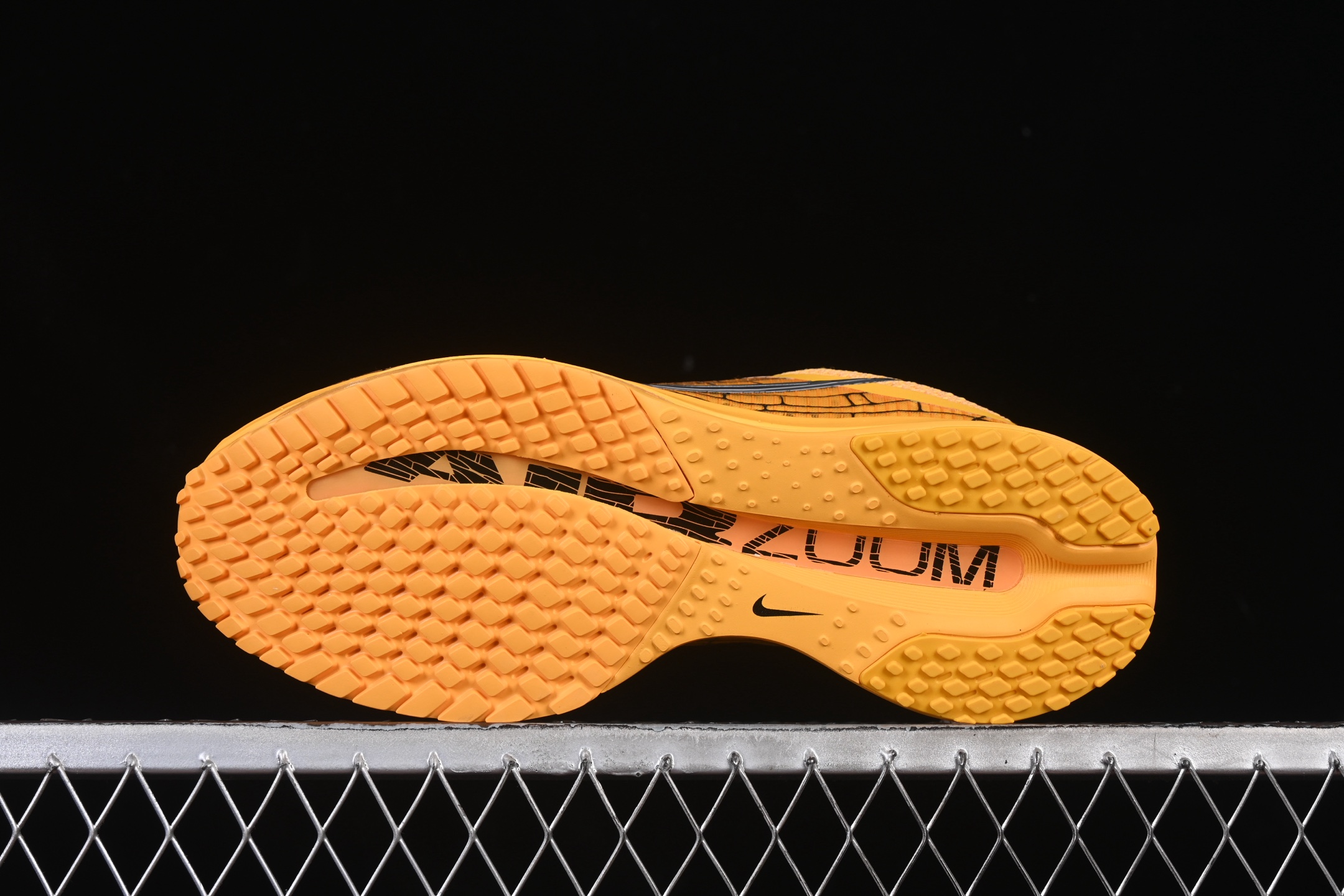 💰300纯原
 Nike Air Zoom Pegasus Premium 耐克网面全掌气垫缓震跑鞋 IH3256-700
#全掌可见的Air Zoom首次在Pegasus系列中出现，模仿了Vaporfly的碳板曲线，增强了跑步时的流畅过渡。
尺码：35.5 36 36.5 37.5 38 38.5 39 40 40.5 41 42 42.5 43 44 44.5 45 46 AJD4