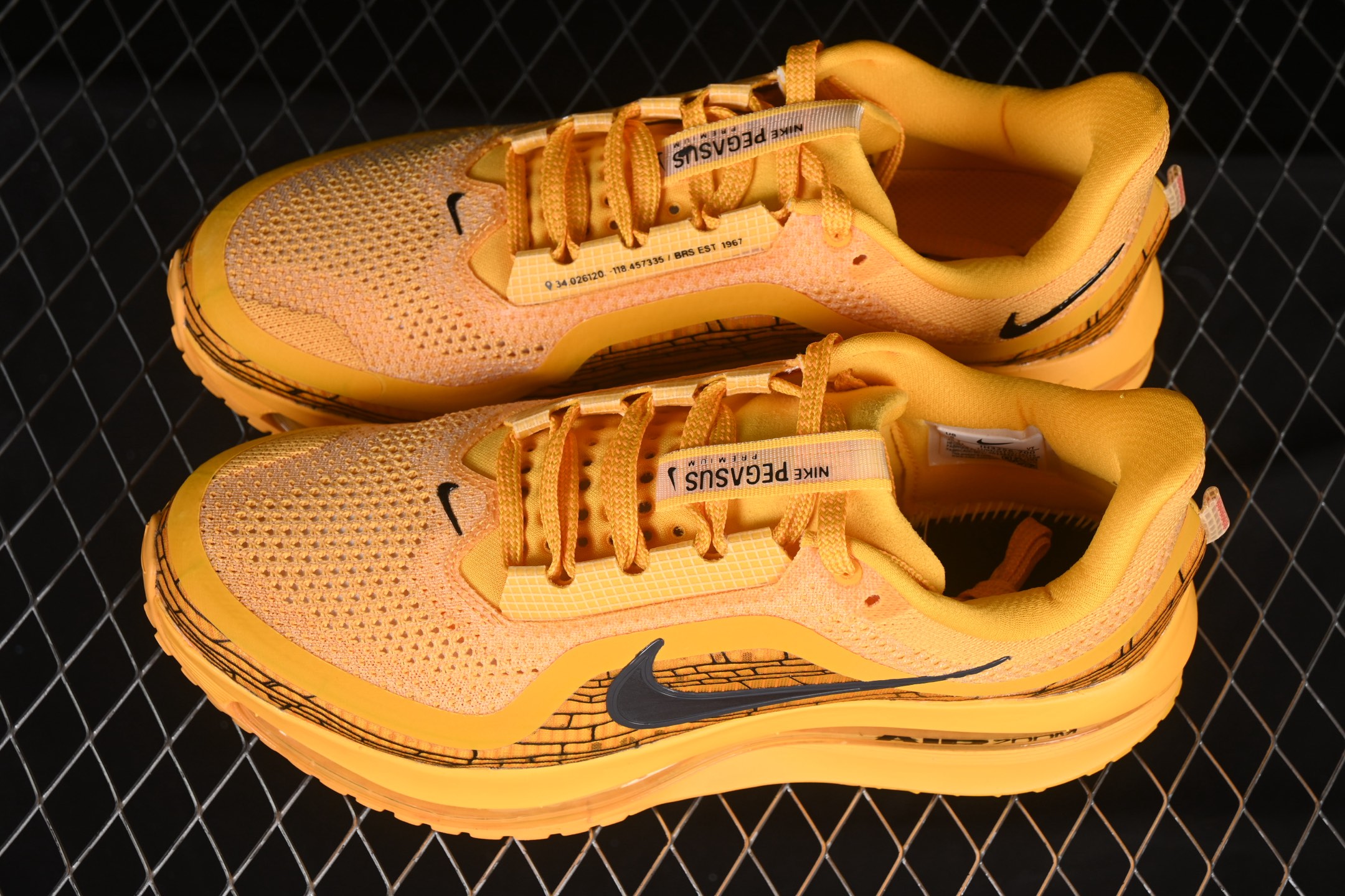 💰300纯原
 Nike Air Zoom Pegasus Premium 耐克网面全掌气垫缓震跑鞋 IH3256-700
#全掌可见的Air Zoom首次在Pegasus系列中出现，模仿了Vaporfly的碳板曲线，增强了跑步时的流畅过渡。
尺码：35.5 36 36.5 37.5 38 38.5 39 40 40.5 41 42 42.5 43 44 44.5 45 46 AJD4