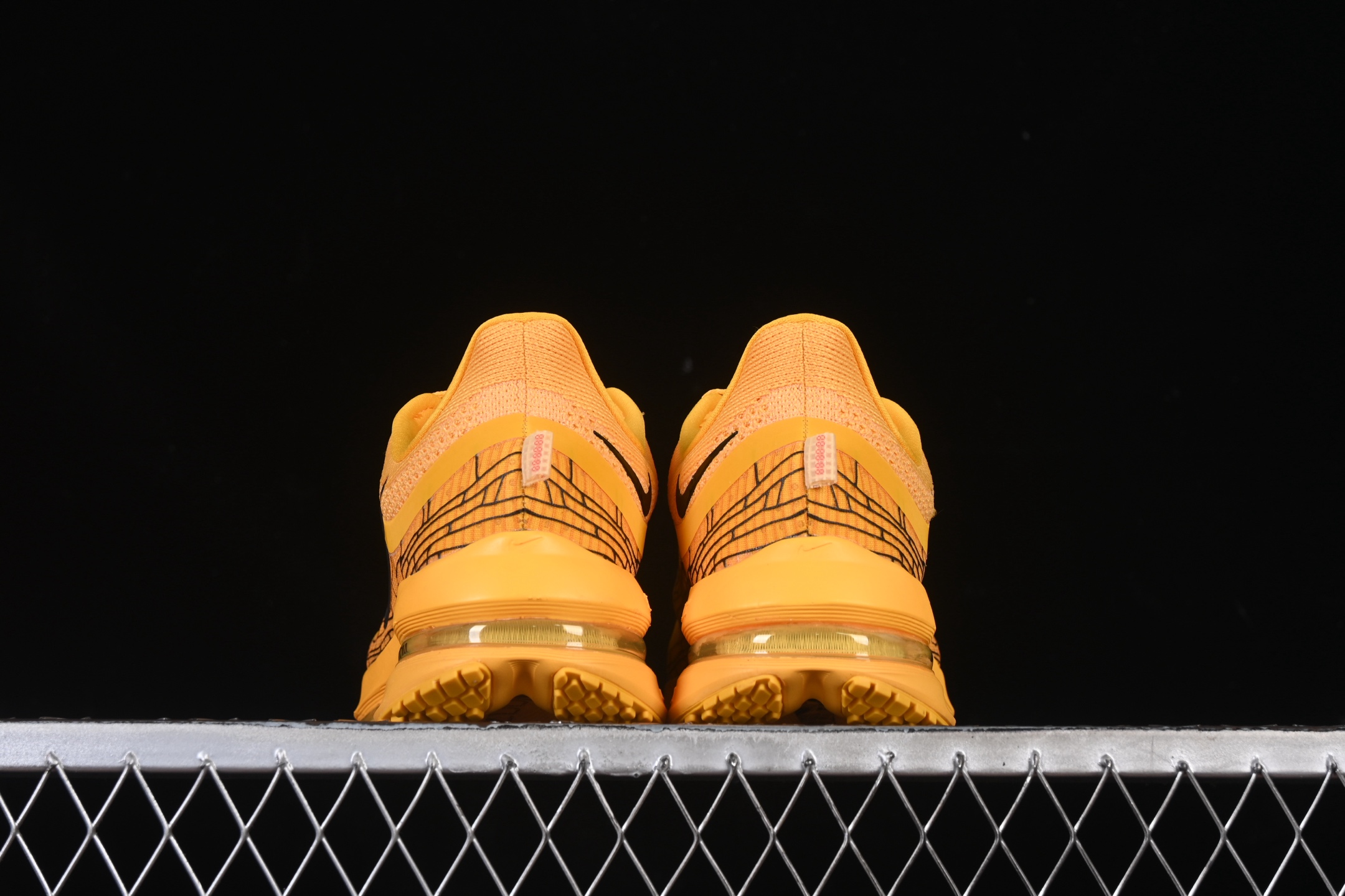 💰300纯原
 Nike Air Zoom Pegasus Premium 耐克网面全掌气垫缓震跑鞋 IH3256-700
#全掌可见的Air Zoom首次在Pegasus系列中出现，模仿了Vaporfly的碳板曲线，增强了跑步时的流畅过渡。
尺码：35.5 36 36.5 37.5 38 38.5 39 40 40.5 41 42 42.5 43 44 44.5 45 46 AJD4