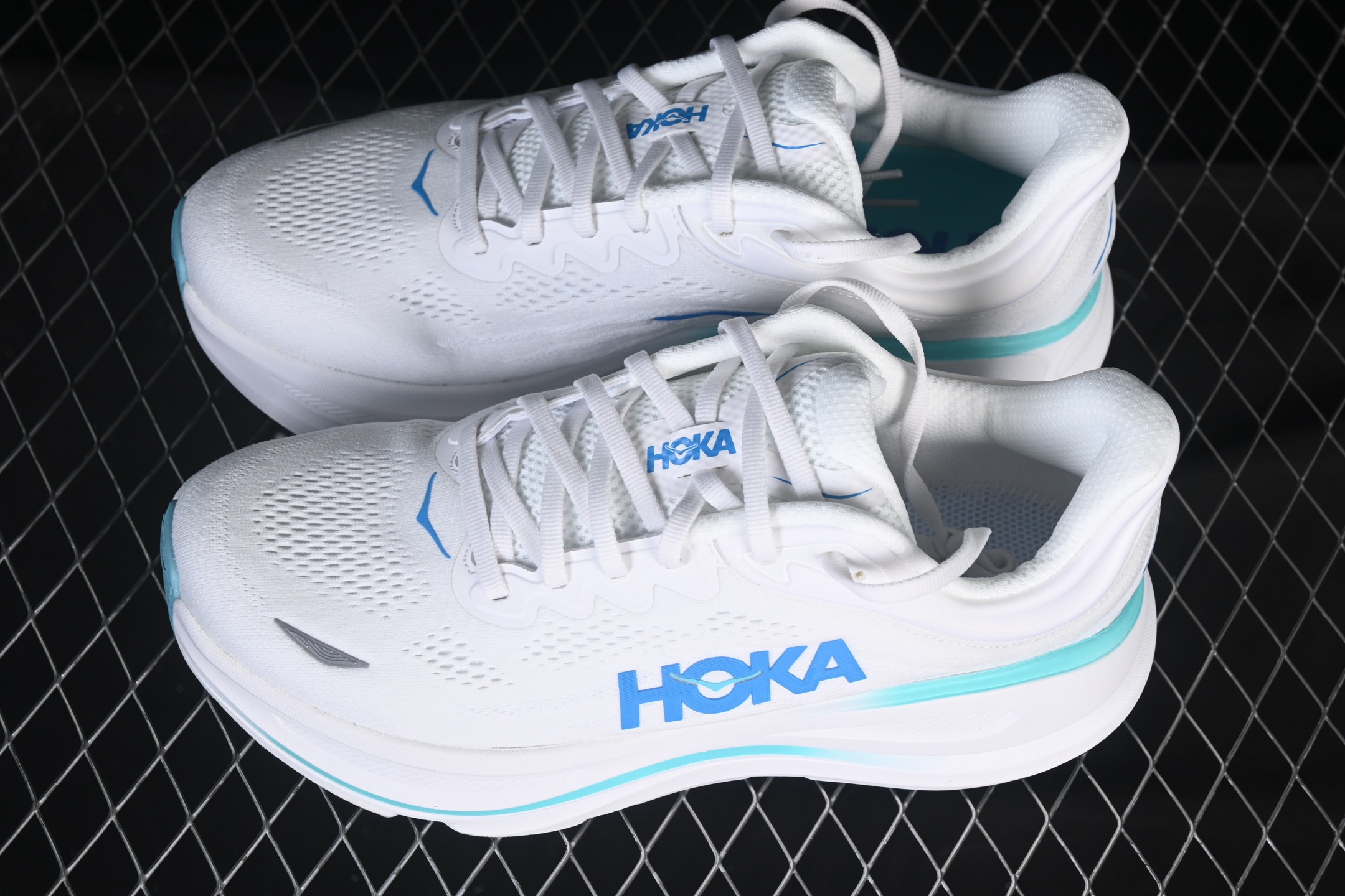 💰220纯原
 HOKA ONE ONE Bondi 9 机能缓震跑鞋 1162011 WKB
#鞋面部分采用工程网眼面料，可以确保必要的透气性能。使用了全新的莱卡橡筋，这大大提升了鞋面的硬度，由此增加鞋面的支撑性能。后掌33mm、前掌29mm的超厚Soft EVA中底，比传统的EVA材料还要柔软30%
尺码：39 40 40.5 41 42 42.5 43 44 44.5 45 46 7+D4