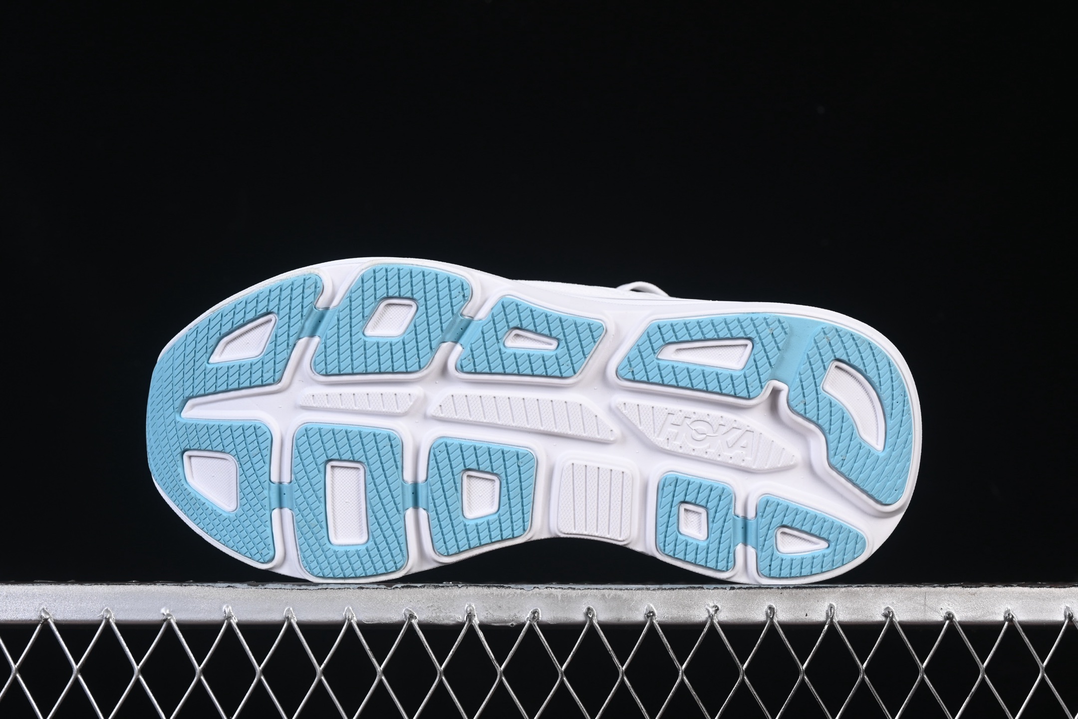 💰220纯原
 HOKA ONE ONE Bondi 9 机能缓震跑鞋 1162011 WKB
#鞋面部分采用工程网眼面料，可以确保必要的透气性能。使用了全新的莱卡橡筋，这大大提升了鞋面的硬度，由此增加鞋面的支撑性能。后掌33mm、前掌29mm的超厚Soft EVA中底，比传统的EVA材料还要柔软30%
尺码：39 40 40.5 41 42 42.5 43 44 44.5 45 46 7+D4
