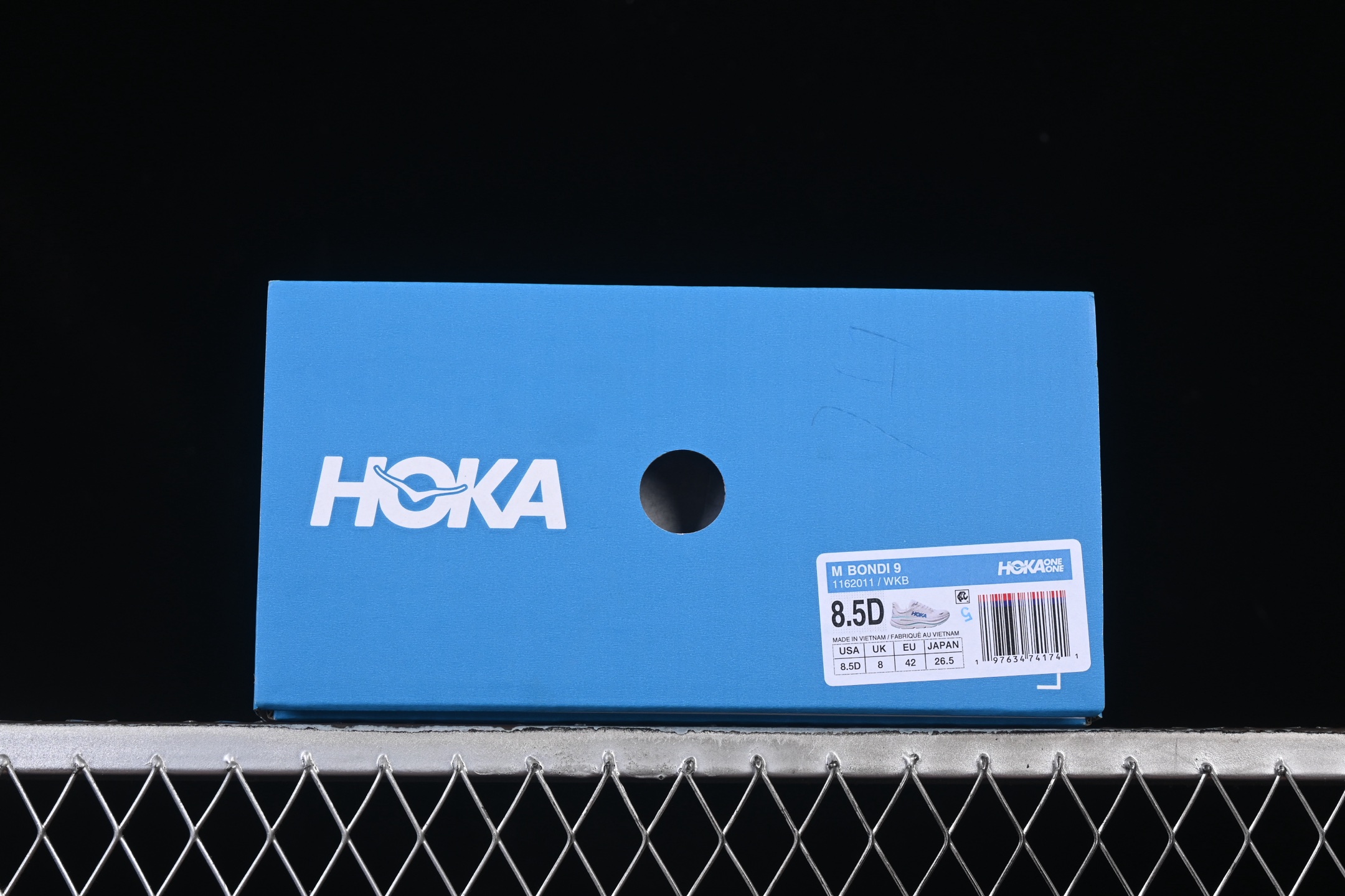 💰220纯原
 HOKA ONE ONE Bondi 9 机能缓震跑鞋 1162011 WKB
#鞋面部分采用工程网眼面料，可以确保必要的透气性能。使用了全新的莱卡橡筋，这大大提升了鞋面的硬度，由此增加鞋面的支撑性能。后掌33mm、前掌29mm的超厚Soft EVA中底，比传统的EVA材料还要柔软30%
尺码：39 40 40.5 41 42 42.5 43 44 44.5 45 46 7+D4