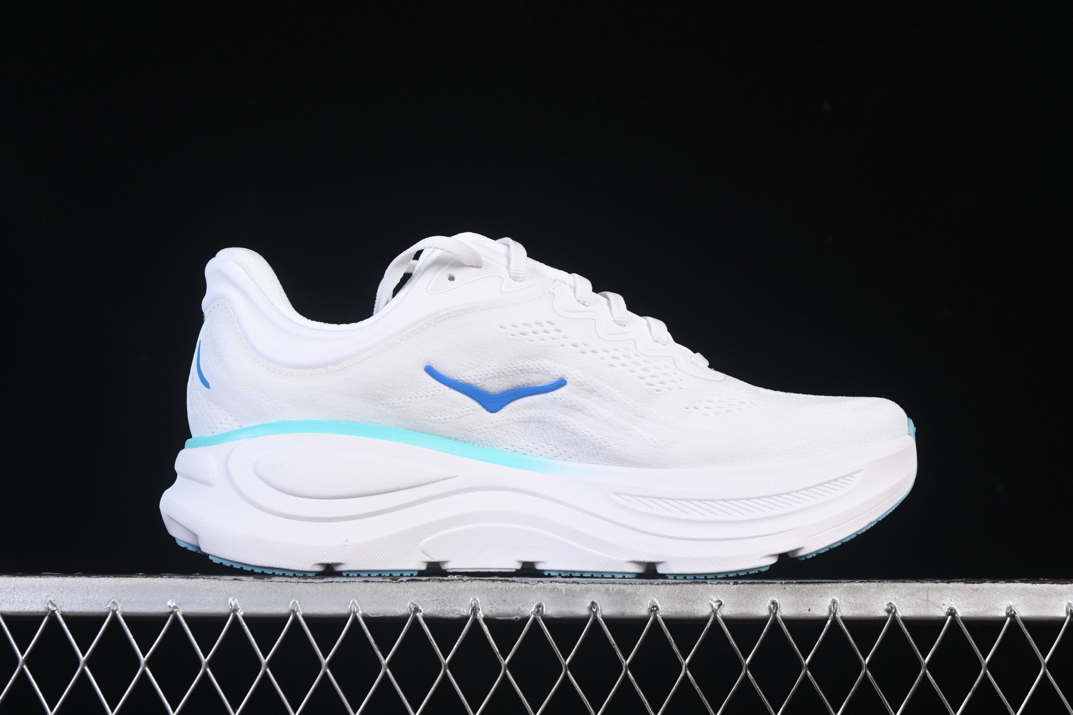 💰220纯原
 HOKA ONE ONE Bondi 9 机能缓震跑鞋 1162011 WKB
#鞋面部分采用工程网眼面料，可以确保必要的透气性能。使用了全新的莱卡橡筋，这大大提升了鞋面的硬度，由此增加鞋面的支撑性能。后掌33mm、前掌29mm的超厚Soft EVA中底，比传统的EVA材料还要柔软30%
尺码：39 40 40.5 41 42 42.5 43 44 44.5 45 46 7+D4