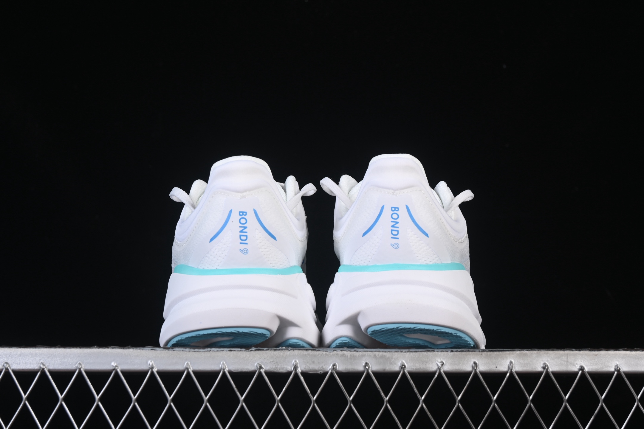 💰220纯原
 HOKA ONE ONE Bondi 9 机能缓震跑鞋 1162011 WKB
#鞋面部分采用工程网眼面料，可以确保必要的透气性能。使用了全新的莱卡橡筋，这大大提升了鞋面的硬度，由此增加鞋面的支撑性能。后掌33mm、前掌29mm的超厚Soft EVA中底，比传统的EVA材料还要柔软30%
尺码：39 40 40.5 41 42 42.5 43 44 44.5 45 46 7+D4