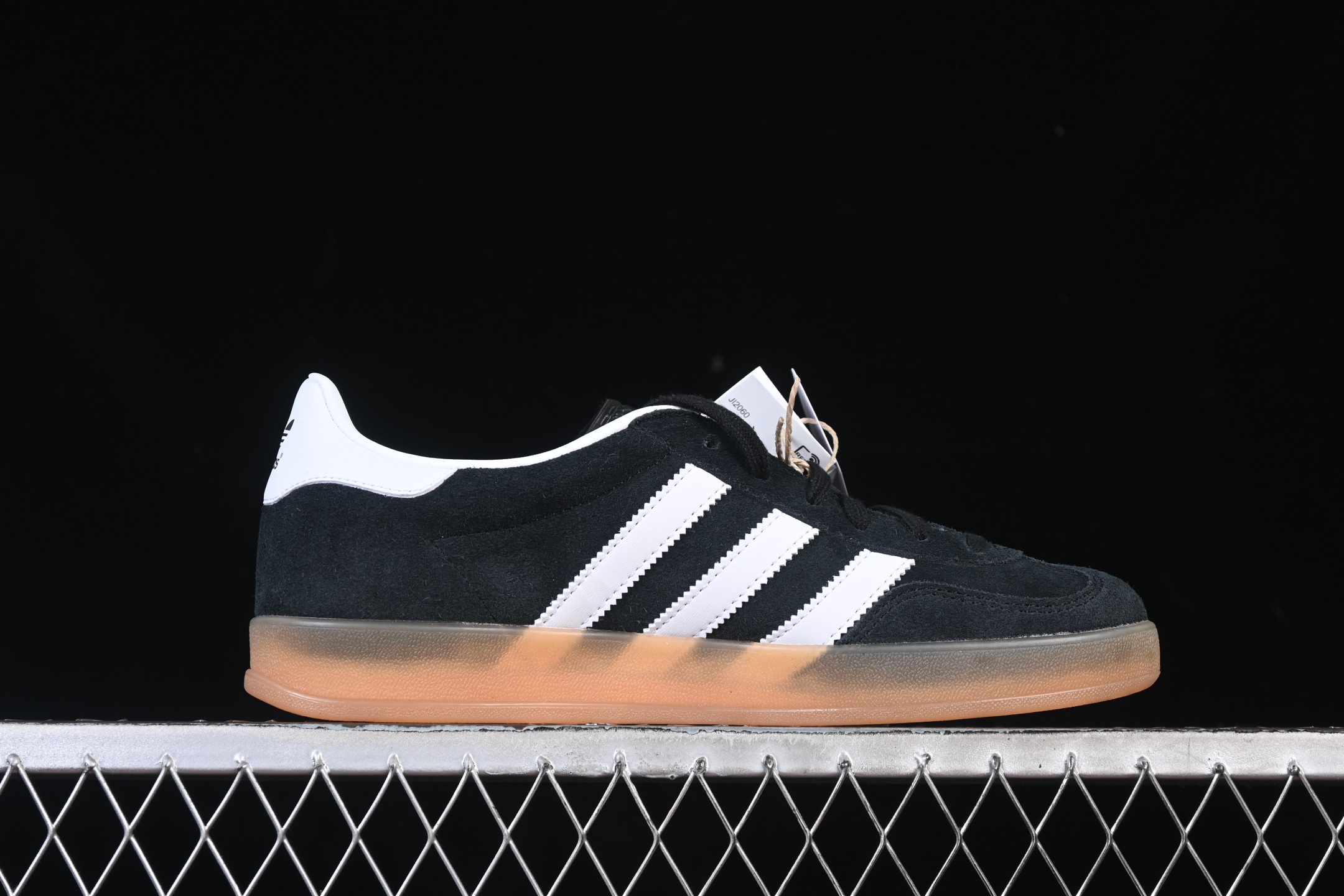 💰240纯原 Adidas Originals Gazelle Indoor JI2060 三叶草复古休闲防滑耐磨低帮板鞋
#原厂原数据版型 皮料切割干净无任何毛边 鞋型细节完美 超高清洁度
尺码：35 36 36.5 37 38 38.5 39 40 40.5 41 42 42.5 43 44 44.5 45 C.D4