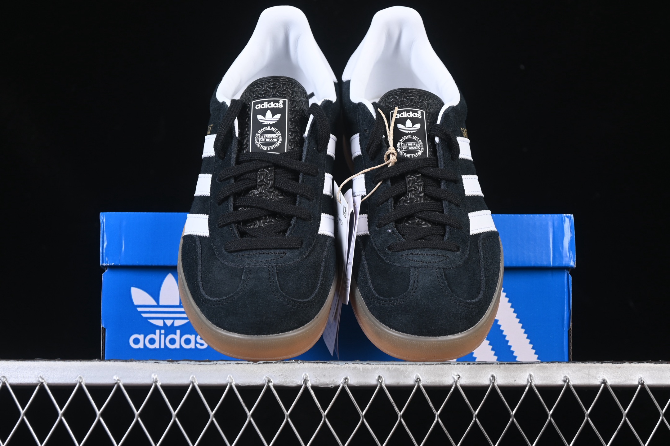 💰240纯原 Adidas Originals Gazelle Indoor JI2060 三叶草复古休闲防滑耐磨低帮板鞋
#原厂原数据版型 皮料切割干净无任何毛边 鞋型细节完美 超高清洁度
尺码：35 36 36.5 37 38 38.5 39 40 40.5 41 42 42.5 43 44 44.5 45 C.D4