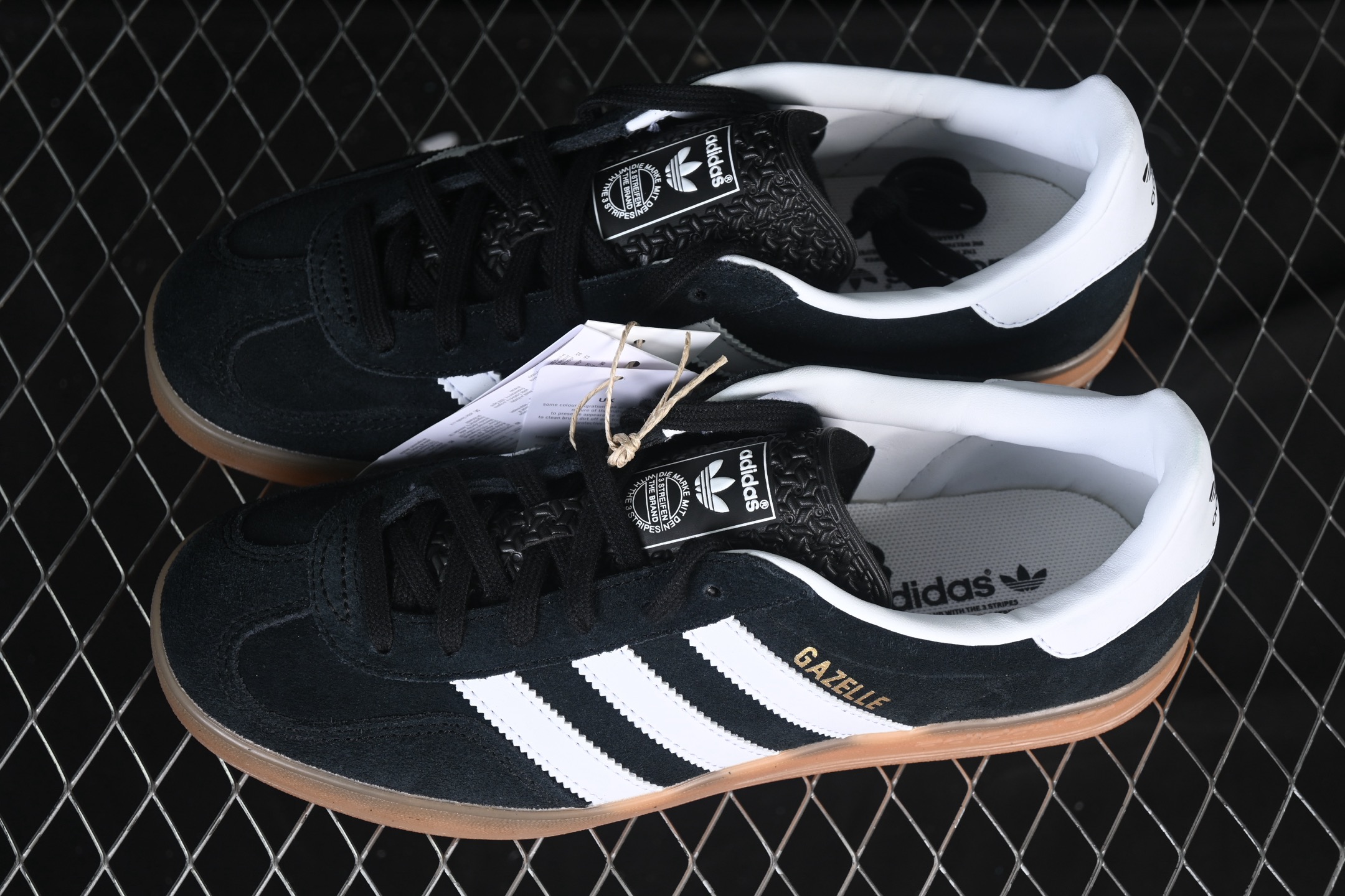 💰240纯原 Adidas Originals Gazelle Indoor JI2060 三叶草复古休闲防滑耐磨低帮板鞋
#原厂原数据版型 皮料切割干净无任何毛边 鞋型细节完美 超高清洁度
尺码：35 36 36.5 37 38 38.5 39 40 40.5 41 42 42.5 43 44 44.5 45 C.D4