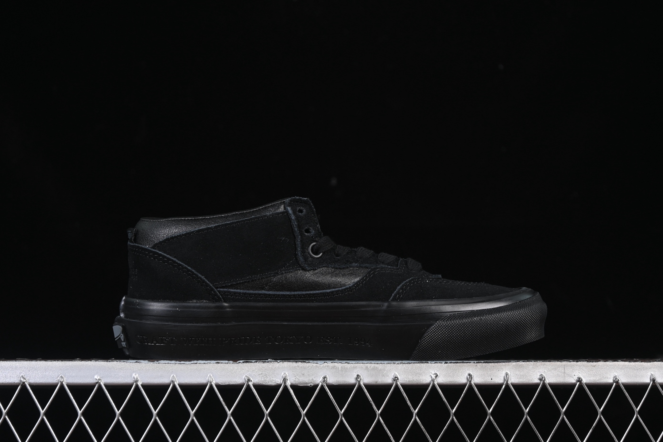 💰220纯原
 Vans Half Cab 33 范斯官方 复古休闲简约百搭滑板鞋 VN000EFYBLA
#工艺：硫化1:1（重量1:1、真标、原钢印、材质标、鞋型标、合格证）
尺码：35 36 36.5 37 38 38.5 39 40 40.5 41 42 42.5 43 44 M.C3