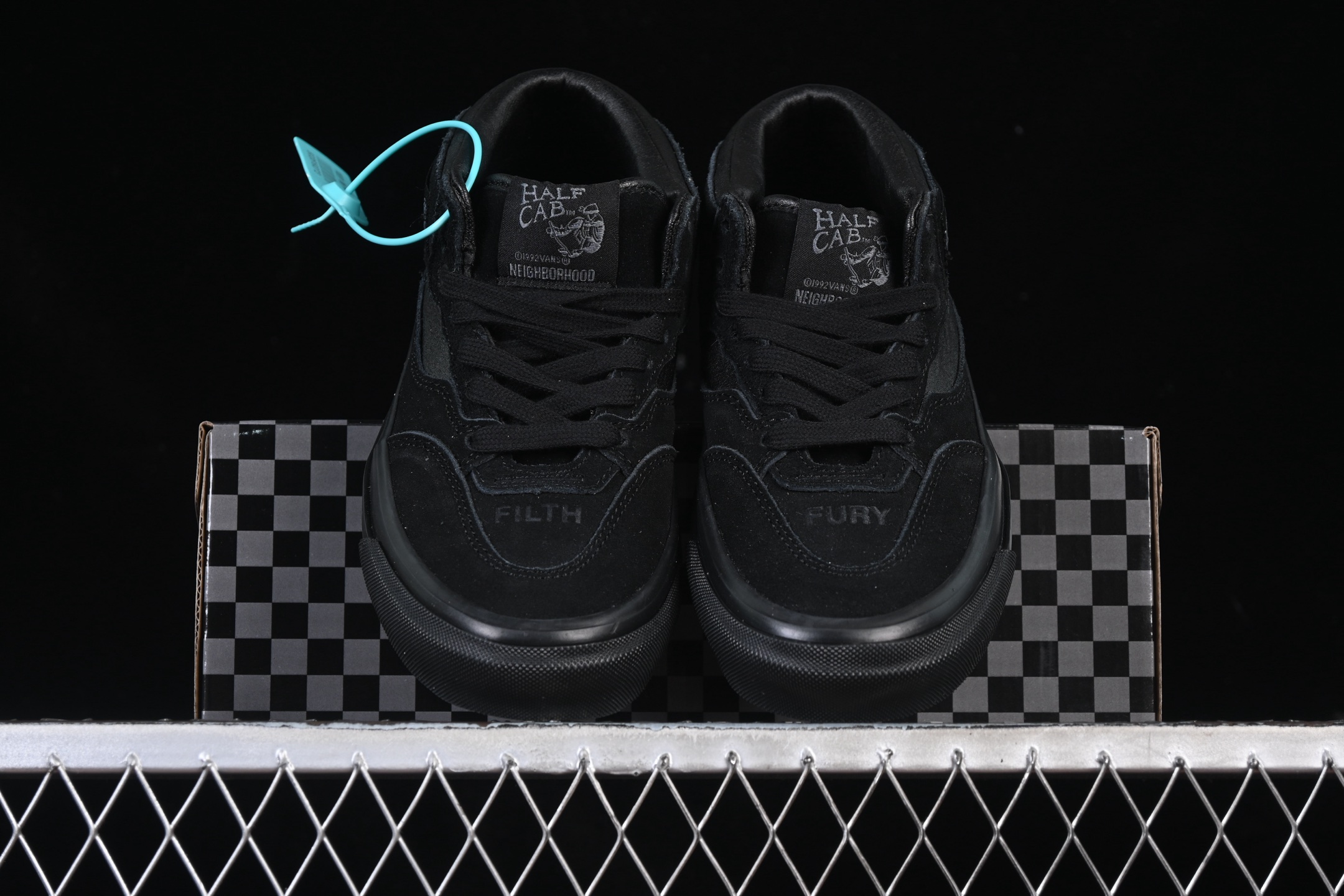 💰220纯原
 Vans Half Cab 33 范斯官方 复古休闲简约百搭滑板鞋 VN000EFYBLA
#工艺：硫化1:1（重量1:1、真标、原钢印、材质标、鞋型标、合格证）
尺码：35 36 36.5 37 38 38.5 39 40 40.5 41 42 42.5 43 44 M.C3