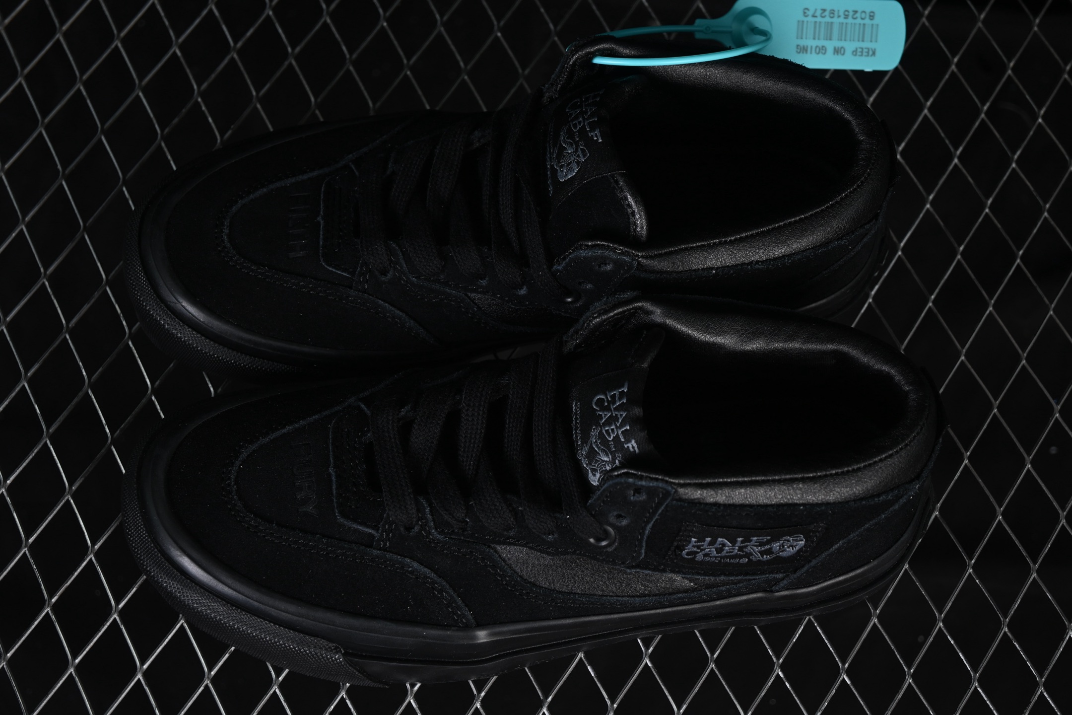 💰220纯原
 Vans Half Cab 33 范斯官方 复古休闲简约百搭滑板鞋 VN000EFYBLA
#工艺：硫化1:1（重量1:1、真标、原钢印、材质标、鞋型标、合格证）
尺码：35 36 36.5 37 38 38.5 39 40 40.5 41 42 42.5 43 44 M.C3