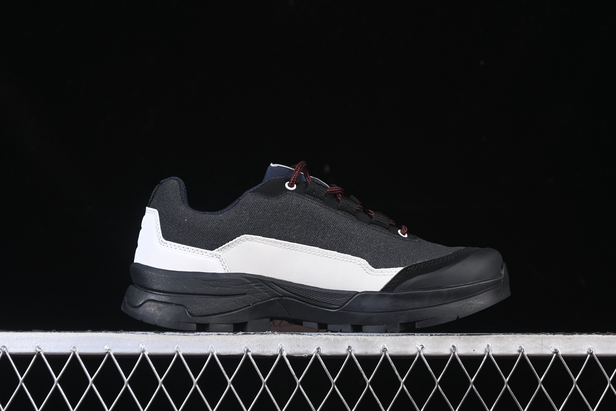 💰360纯原
Salomon X-ALP 萨洛蒙 探索者系列户外越野跑鞋  474200-20
#鞋面采用SENSIFIT贴合技术 全方位贴合包裹脚型 鞋跟部鞋底牵引设计 提供强大的抓地性能 更适应野外崎岖不平的道路 其3D ADVANCED CHASSIS底盘 材料轻量大化 钉齿设计更具稳定性、防护性 鞋底易磨损区运用CONTAGRIP高耐磨材料 应对城市硬质路面长距离跑考验
尺码：36 36.5 37 38 38.5 39 40 40.5 41 42 42.5 43 44 44.5 45 46 HCD4