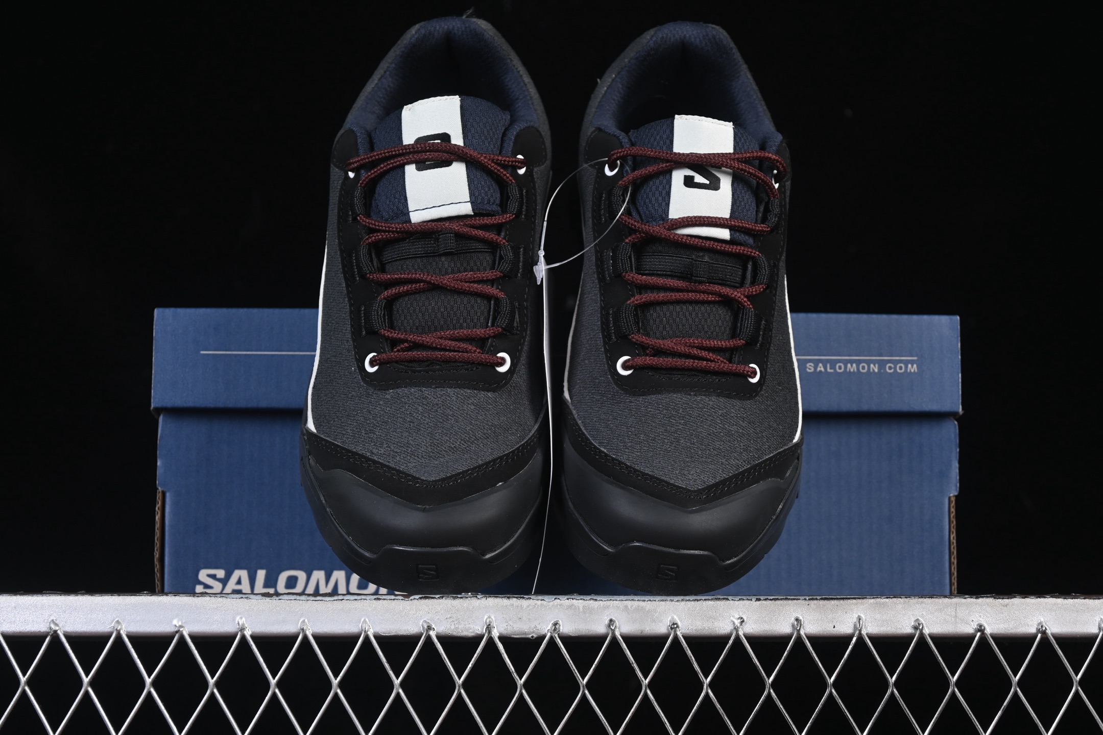 💰360纯原
Salomon X-ALP 萨洛蒙 探索者系列户外越野跑鞋  474200-20
#鞋面采用SENSIFIT贴合技术 全方位贴合包裹脚型 鞋跟部鞋底牵引设计 提供强大的抓地性能 更适应野外崎岖不平的道路 其3D ADVANCED CHASSIS底盘 材料轻量大化 钉齿设计更具稳定性、防护性 鞋底易磨损区运用CONTAGRIP高耐磨材料 应对城市硬质路面长距离跑考验
尺码：36 36.5 37 38 38.5 39 40 40.5 41 42 42.5 43 44 44.5 45 46 HCD4