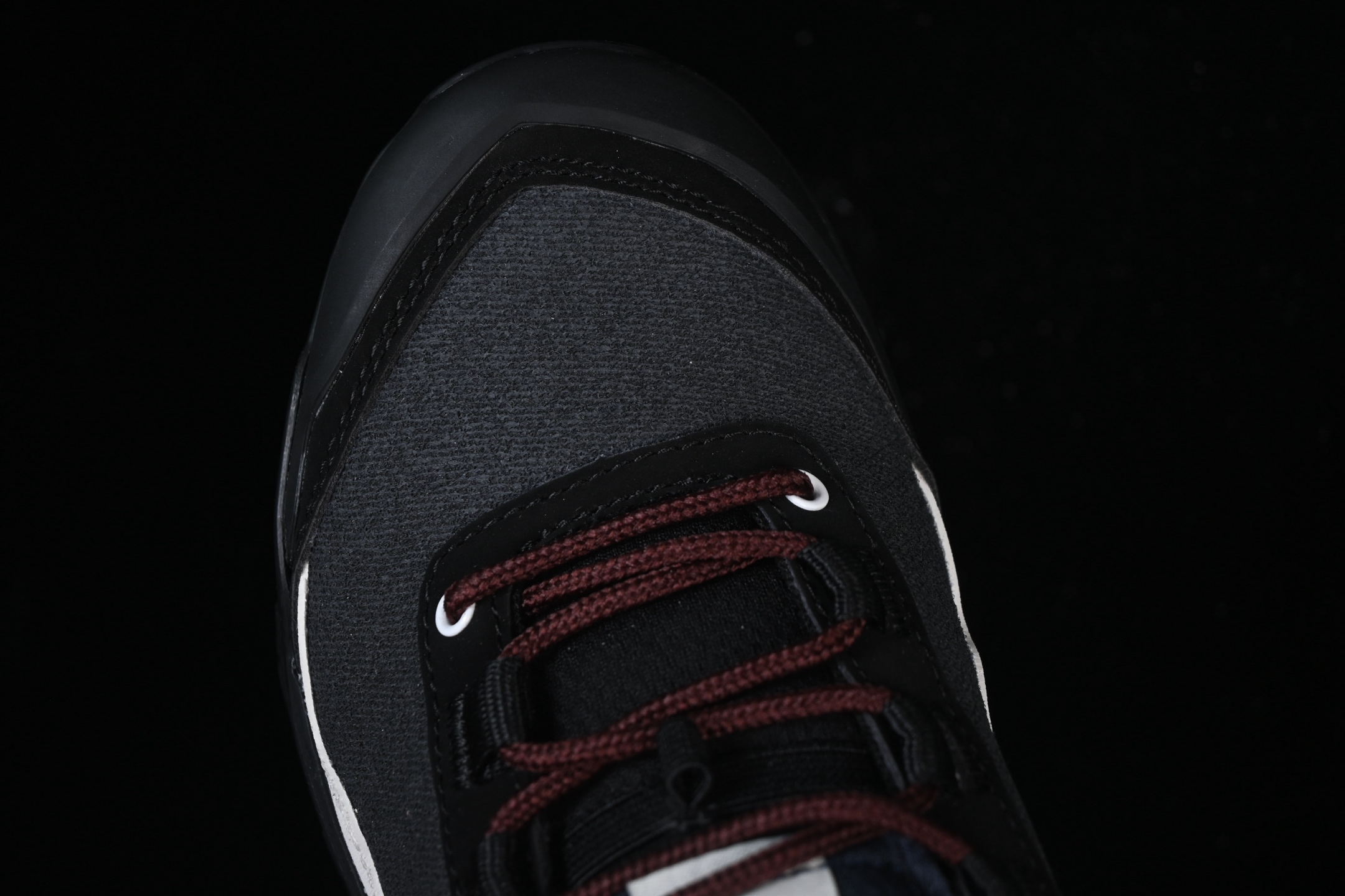 💰360纯原
Salomon X-ALP 萨洛蒙 探索者系列户外越野跑鞋  474200-20
#鞋面采用SENSIFIT贴合技术 全方位贴合包裹脚型 鞋跟部鞋底牵引设计 提供强大的抓地性能 更适应野外崎岖不平的道路 其3D ADVANCED CHASSIS底盘 材料轻量大化 钉齿设计更具稳定性、防护性 鞋底易磨损区运用CONTAGRIP高耐磨材料 应对城市硬质路面长距离跑考验
尺码：36 36.5 37 38 38.5 39 40 40.5 41 42 42.5 43 44 44.5 45 46 HCD4