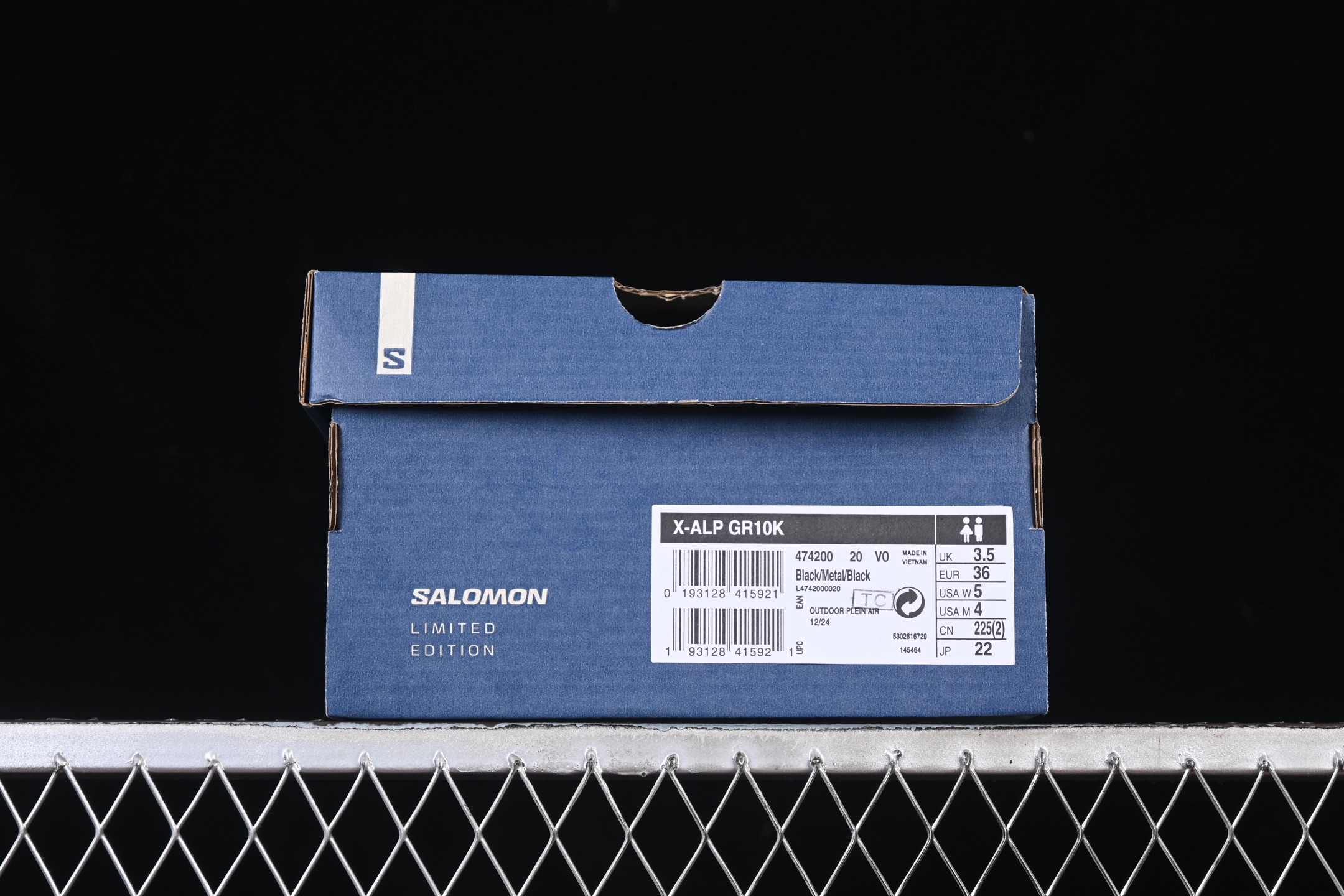 💰360纯原
Salomon X-ALP 萨洛蒙 探索者系列户外越野跑鞋  474200-20
#鞋面采用SENSIFIT贴合技术 全方位贴合包裹脚型 鞋跟部鞋底牵引设计 提供强大的抓地性能 更适应野外崎岖不平的道路 其3D ADVANCED CHASSIS底盘 材料轻量大化 钉齿设计更具稳定性、防护性 鞋底易磨损区运用CONTAGRIP高耐磨材料 应对城市硬质路面长距离跑考验
尺码：36 36.5 37 38 38.5 39 40 40.5 41 42 42.5 43 44 44.5 45 46 HCD4