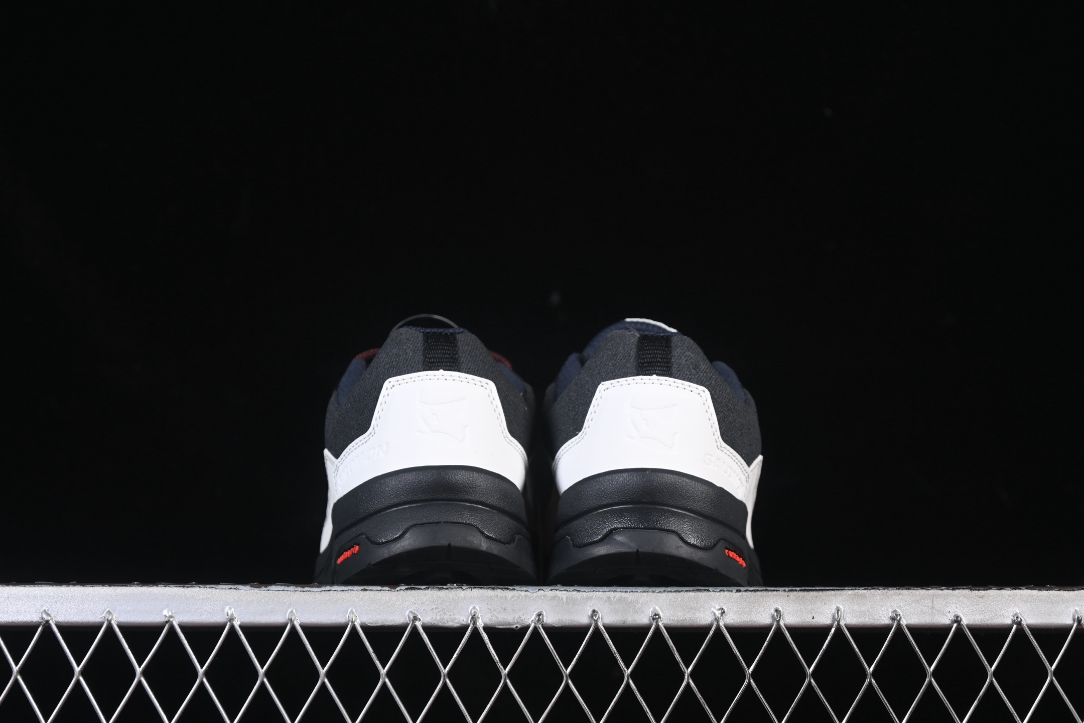 💰360纯原
Salomon X-ALP 萨洛蒙 探索者系列户外越野跑鞋  474200-20
#鞋面采用SENSIFIT贴合技术 全方位贴合包裹脚型 鞋跟部鞋底牵引设计 提供强大的抓地性能 更适应野外崎岖不平的道路 其3D ADVANCED CHASSIS底盘 材料轻量大化 钉齿设计更具稳定性、防护性 鞋底易磨损区运用CONTAGRIP高耐磨材料 应对城市硬质路面长距离跑考验
尺码：36 36.5 37 38 38.5 39 40 40.5 41 42 42.5 43 44 44.5 45 46 HCD4