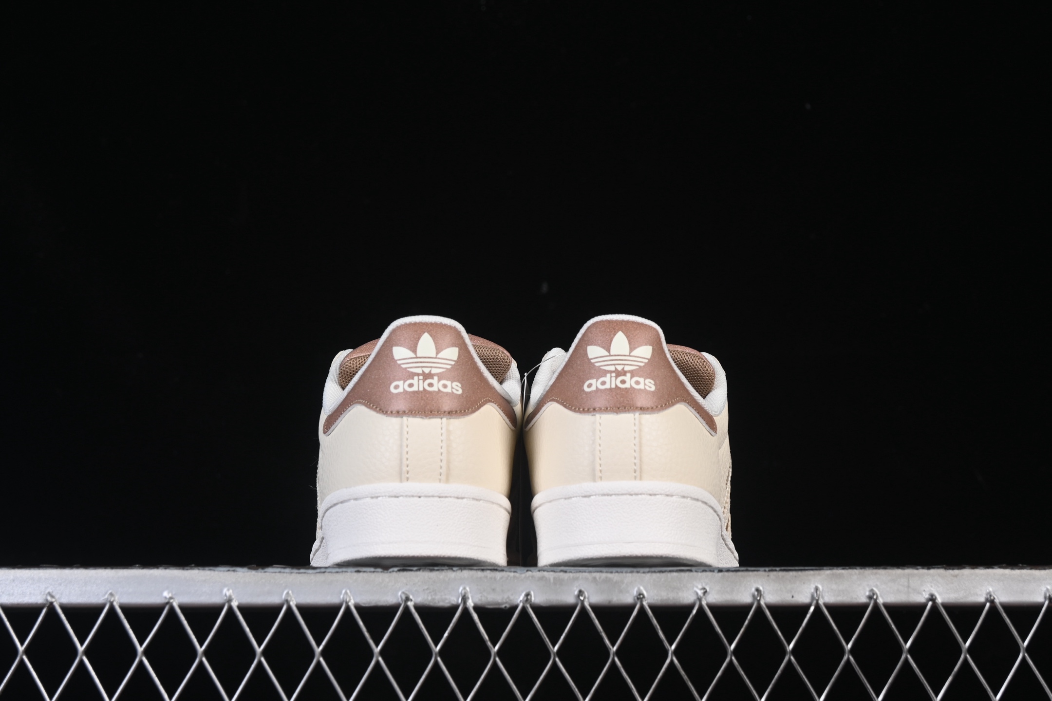💰180纯原
 Adidas Superstar II JR6988 贝壳头休闲板鞋
尺码：35 36 36.5 37 38 38.5 39 40 40.5 41 42 42.5 43 44.5 45 G.C3