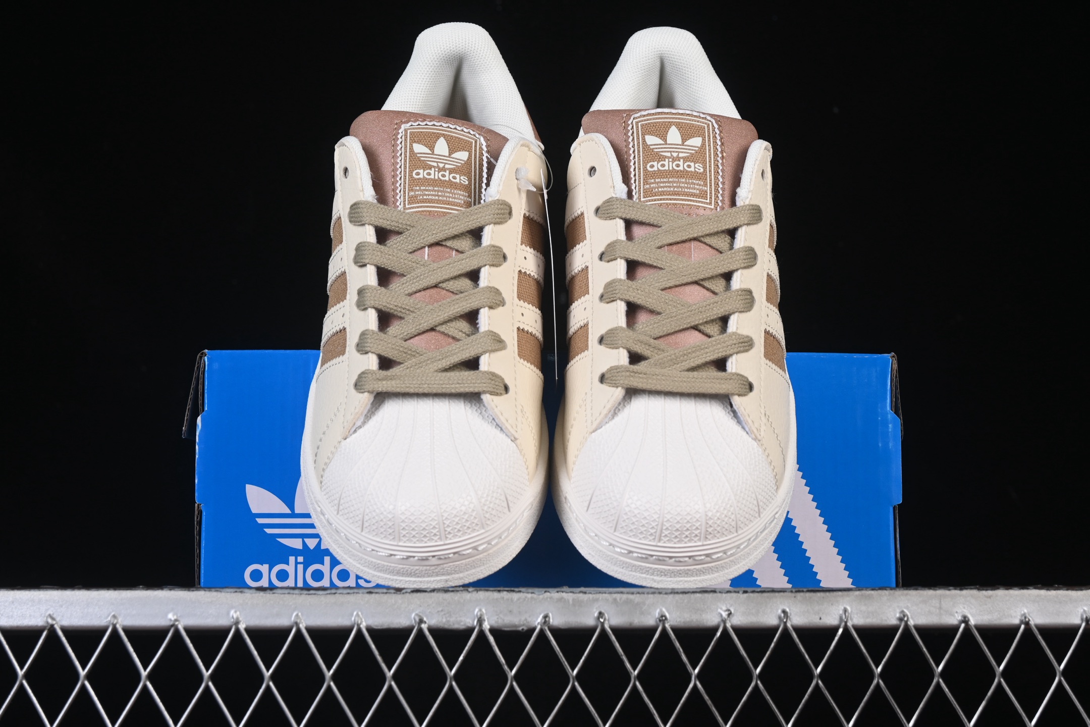 💰180纯原
 Adidas Superstar II JR6988 贝壳头休闲板鞋
尺码：35 36 36.5 37 38 38.5 39 40 40.5 41 42 42.5 43 44.5 45 G.C3