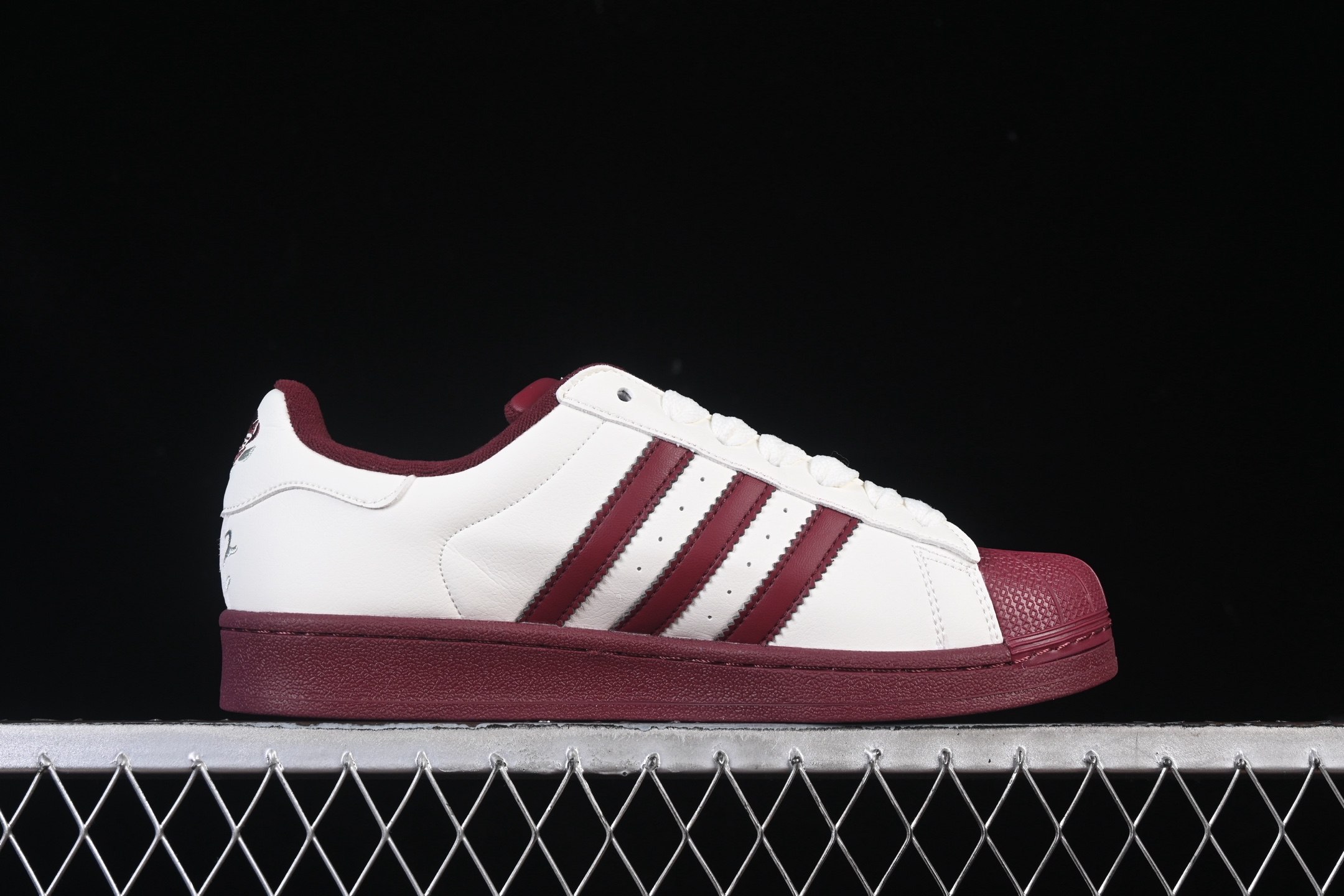 💰180纯原
Adidas Superstar II KJ6981 贝壳头休闲板鞋
尺码：35 36 36.5 37 38 38.5 39 40 G.C3
