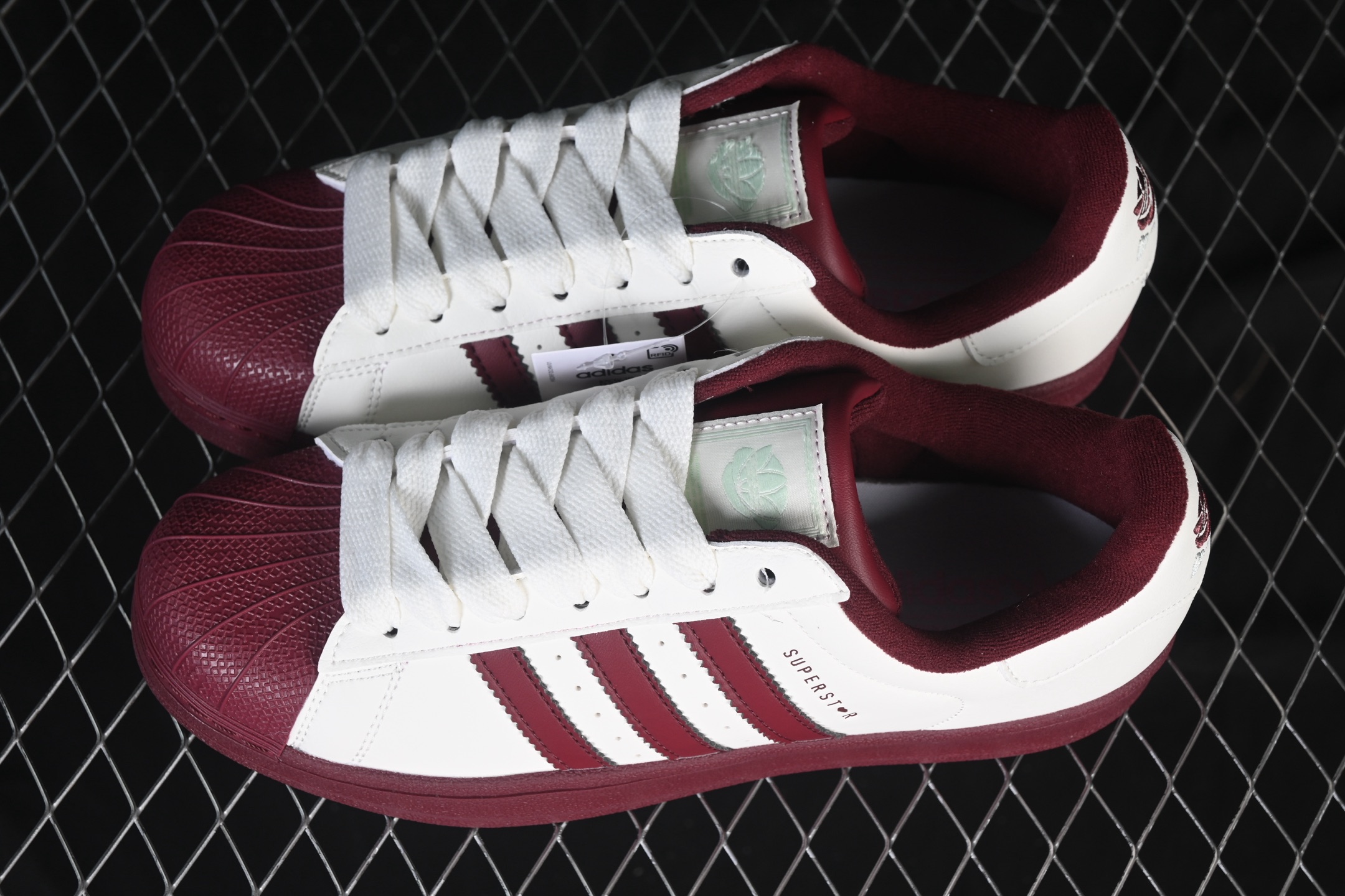 💰180纯原
Adidas Superstar II KJ6981 贝壳头休闲板鞋
尺码：35 36 36.5 37 38 38.5 39 40 G.C3