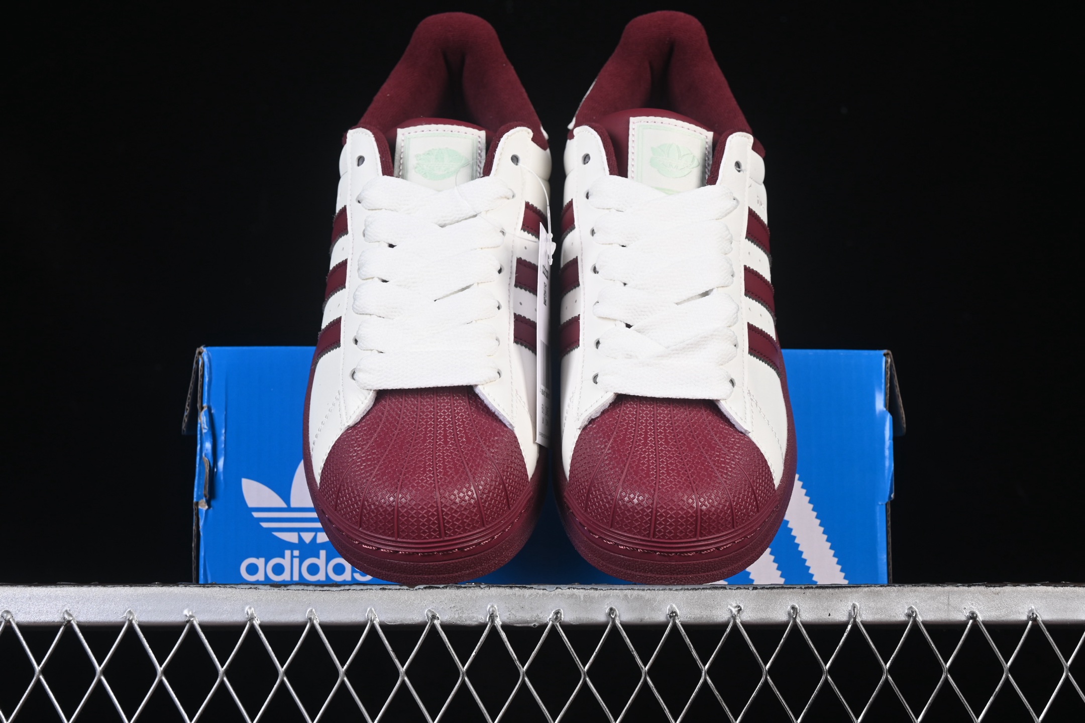 💰180纯原
Adidas Superstar II KJ6981 贝壳头休闲板鞋
尺码：35 36 36.5 37 38 38.5 39 40 G.C3