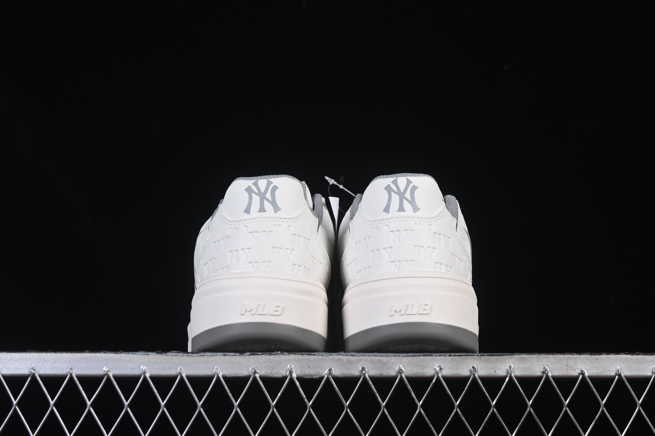 💰160真标💰180公司级💰220纯原
 NY MLB Bigball Chunky Embo Monogram 纽约洋基队 增高厚底休闲板鞋 3ASXE035N50GRS
尺码：35 36 36.5 37.5 38 38.5 39 40 40.5 41 42 42.5 43 44 3.C3