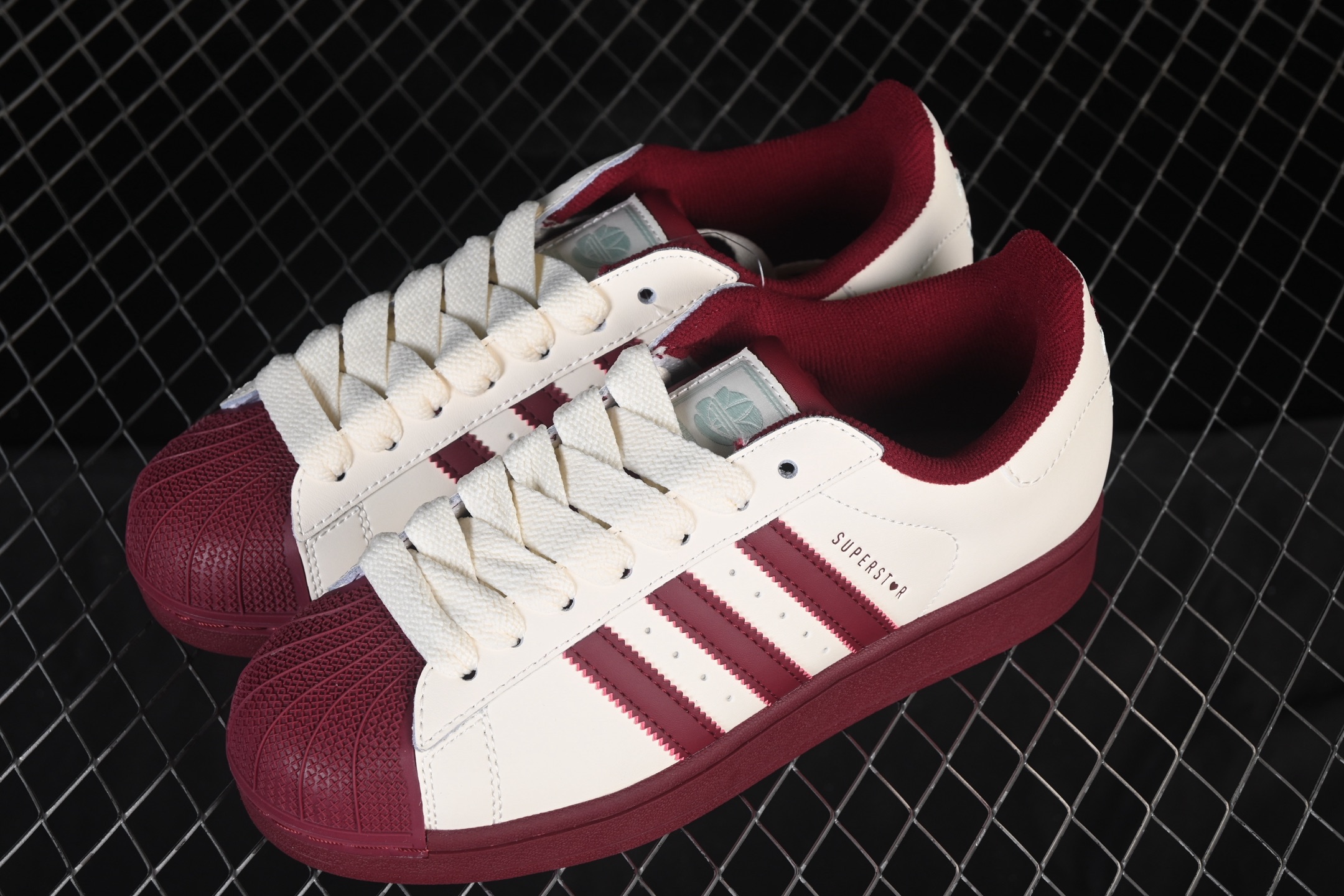 💰190纯原
 Adidas Originals Superstar II KJ6981 贝壳头休闲板鞋
#专柜同步配色 原鞋开发 正确板鞋 原材原料 细节无敌 清洁度完美 诠释最高工艺
尺码：35 36 36.5 37.5 38 38.5 39 40 40.5 41 42 42.5 43 44 44.5 45 F.C3
