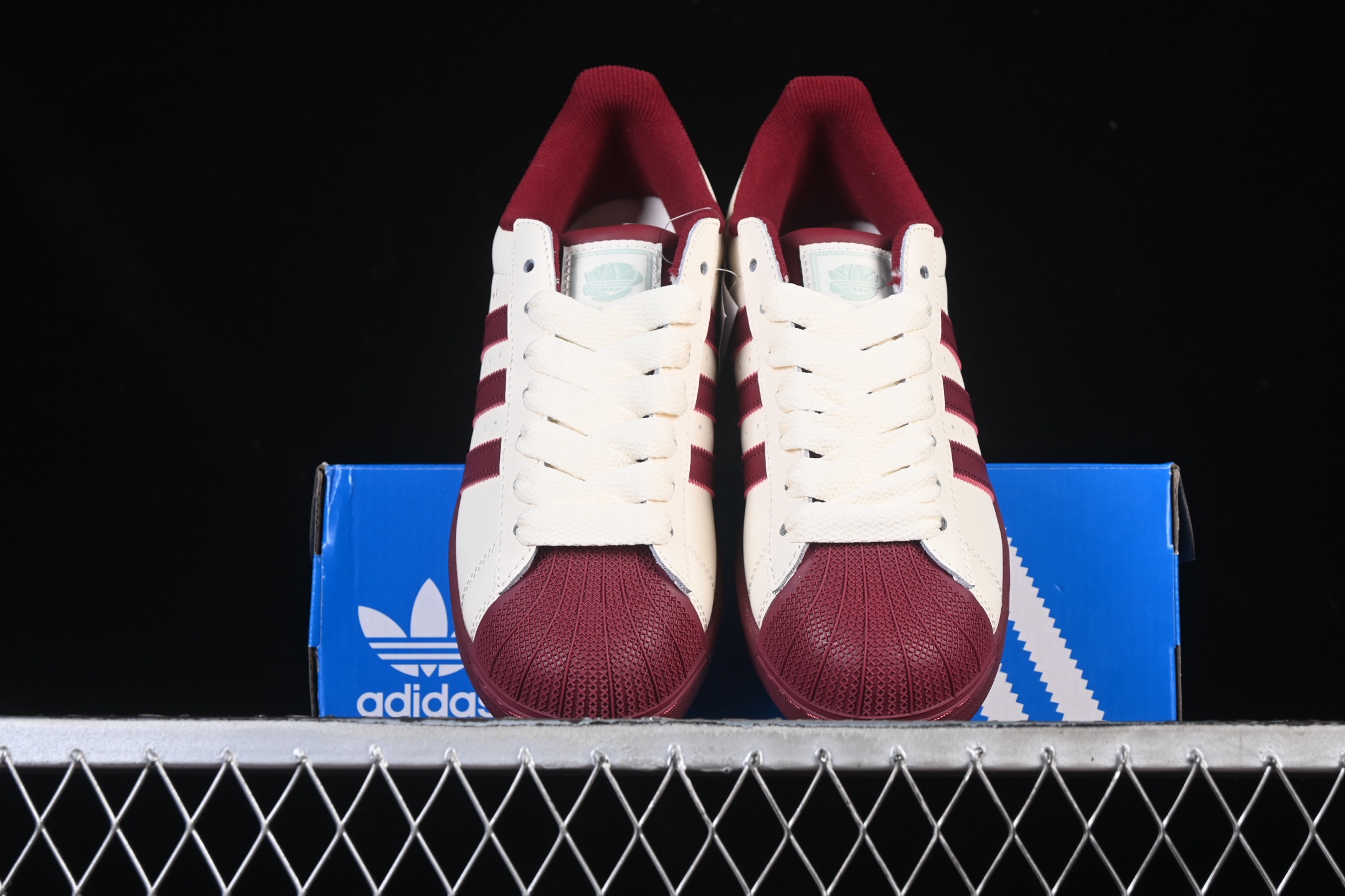 💰190纯原
 Adidas Originals Superstar II KJ6981 贝壳头休闲板鞋
#专柜同步配色 原鞋开发 正确板鞋 原材原料 细节无敌 清洁度完美 诠释最高工艺
尺码：35 36 36.5 37.5 38 38.5 39 40 40.5 41 42 42.5 43 44 44.5 45 F.C3