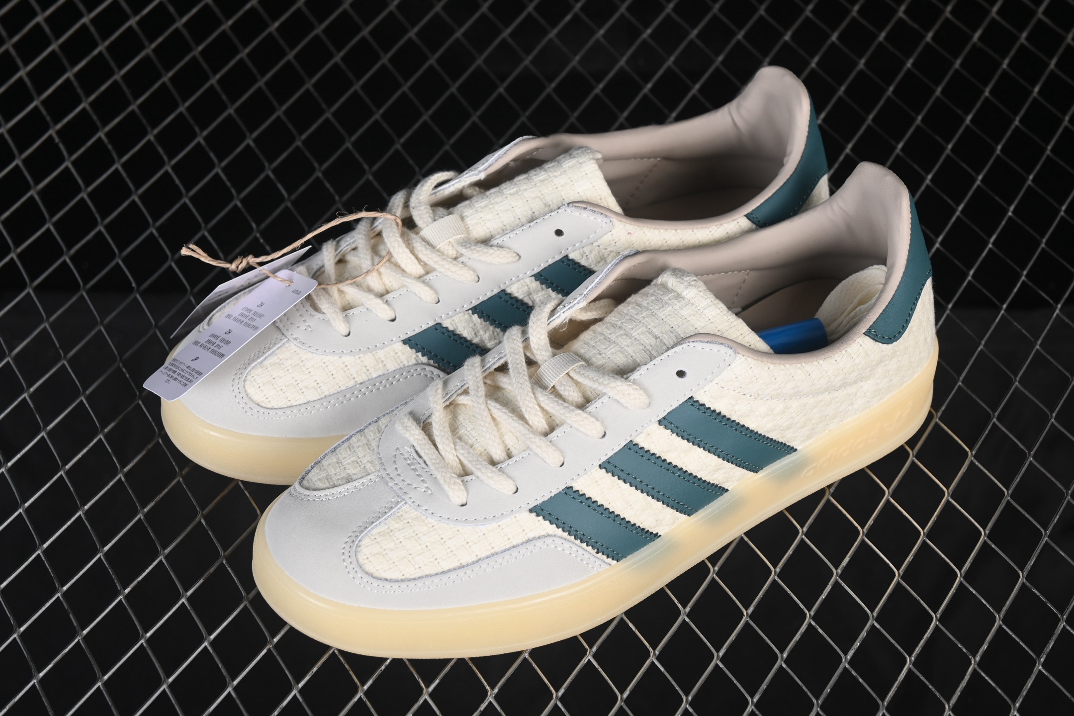 💰190纯原
Adidas Originals Gazelle Indoor JR3837 三叶草复古休闲防滑耐磨低帮板鞋
尺码：35 36 36.5 37 38 38.5 39 40 40.5 41 42 42.5 43 44 44.5 45 N.C3
