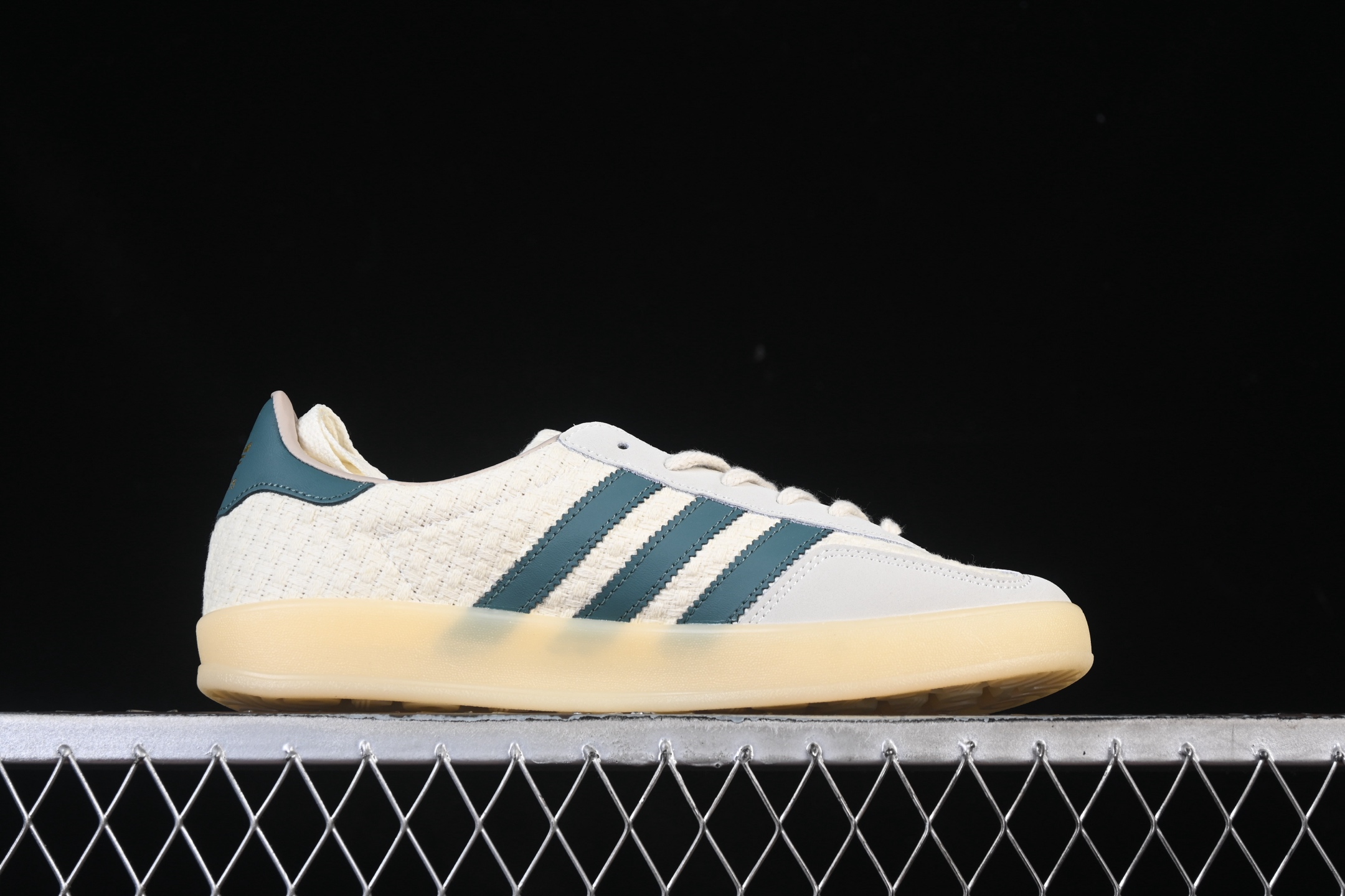 💰190纯原
Adidas Originals Gazelle Indoor JR3837 三叶草复古休闲防滑耐磨低帮板鞋
尺码：35 36 36.5 37 38 38.5 39 40 40.5 41 42 42.5 43 44 44.5 45 N.C3