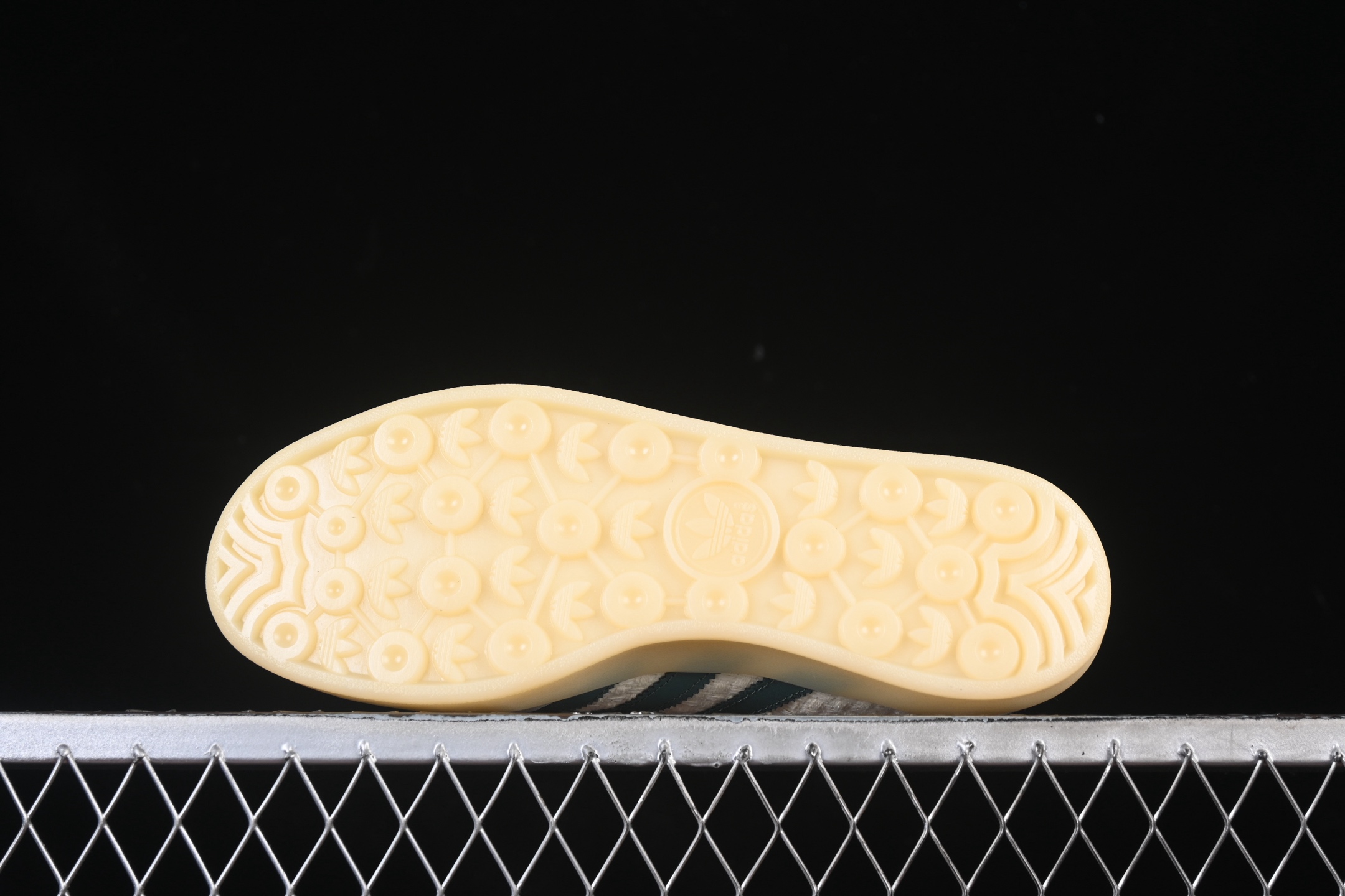 💰190纯原
Adidas Originals Gazelle Indoor JR3837 三叶草复古休闲防滑耐磨低帮板鞋
尺码：35 36 36.5 37 38 38.5 39 40 40.5 41 42 42.5 43 44 44.5 45 N.C3