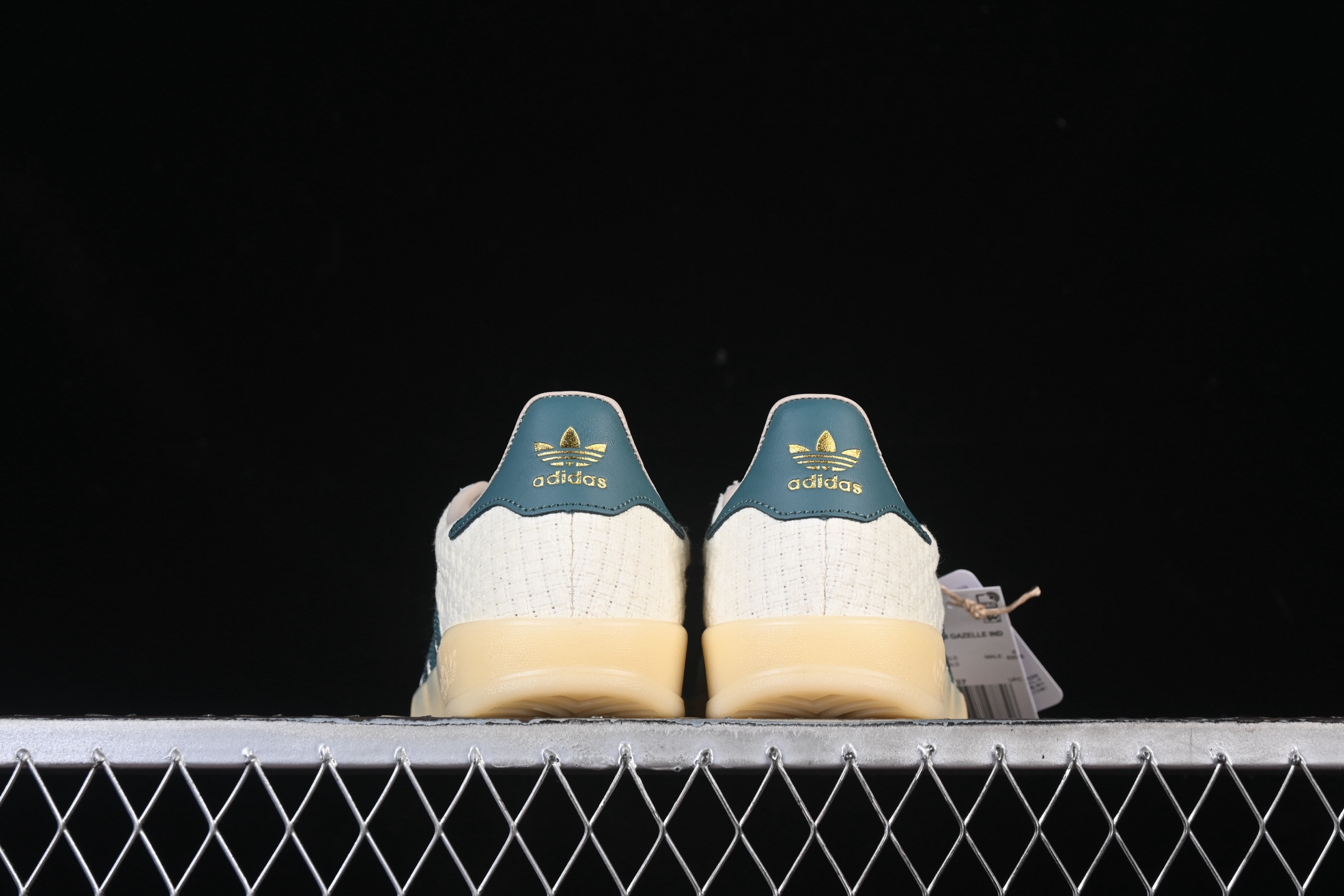 💰190纯原
Adidas Originals Gazelle Indoor JR3837 三叶草复古休闲防滑耐磨低帮板鞋
尺码：35 36 36.5 37 38 38.5 39 40 40.5 41 42 42.5 43 44 44.5 45 N.C3