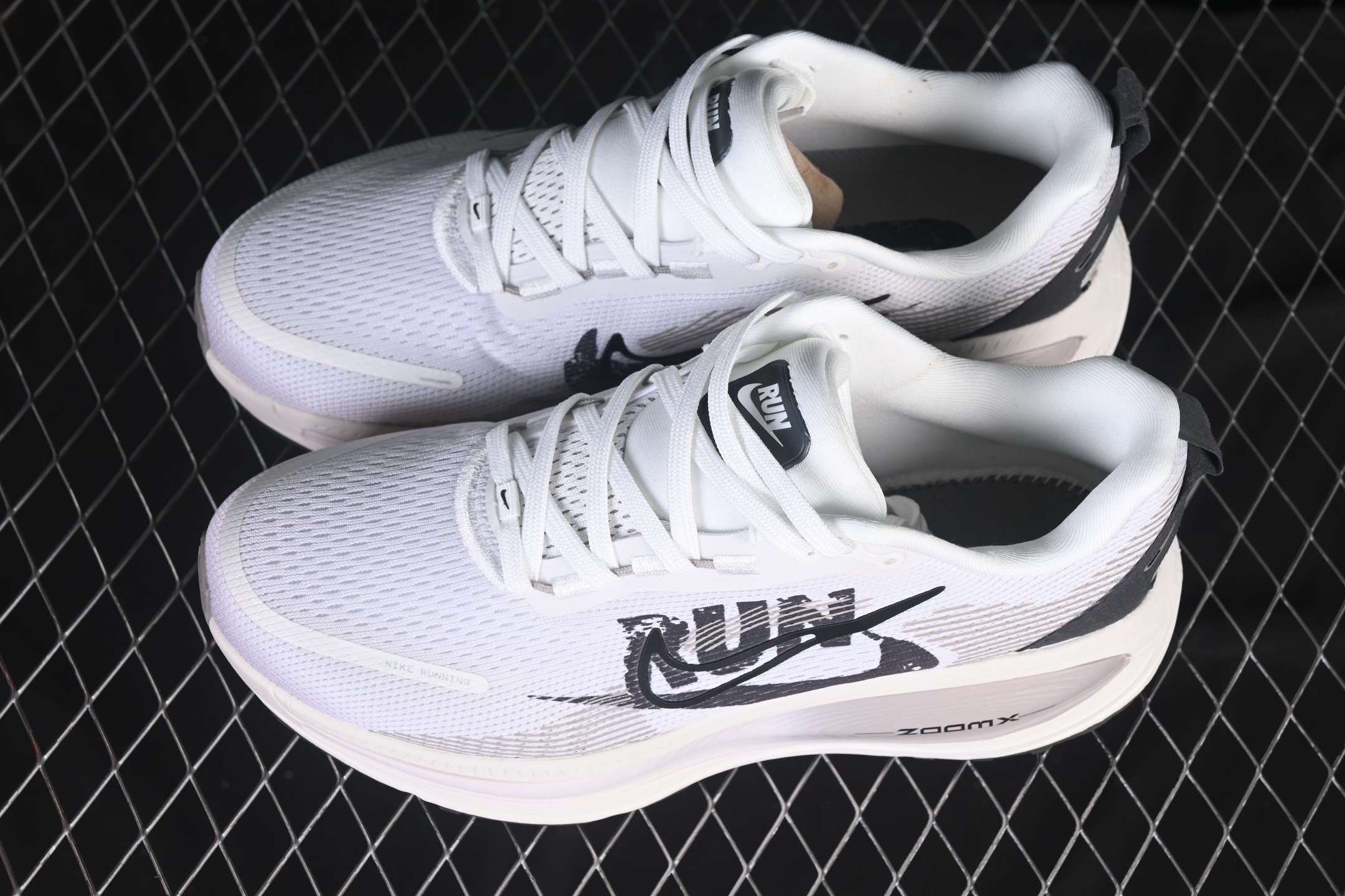 💰200纯原
 Nike Air Zoom Vomero 18 登月18 缓震休闲跑鞋 IB5726-100
尺码：36 36.5 37.5 38 38.5 39 40 40.5 41 42 42.5 43 44 44.5 45 46 N.D4