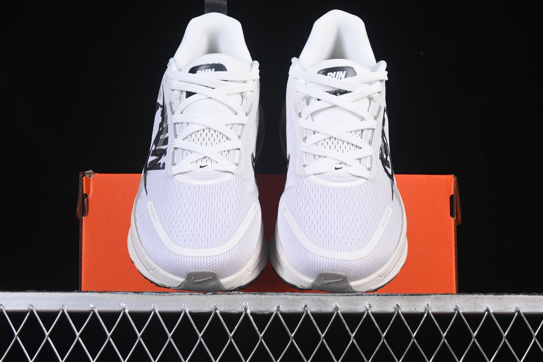 💰200纯原
 Nike Air Zoom Vomero 18 登月18 缓震休闲跑鞋 IB5726-100
尺码：36 36.5 37.5 38 38.5 39 40 40.5 41 42 42.5 43 44 44.5 45 46 N.D4