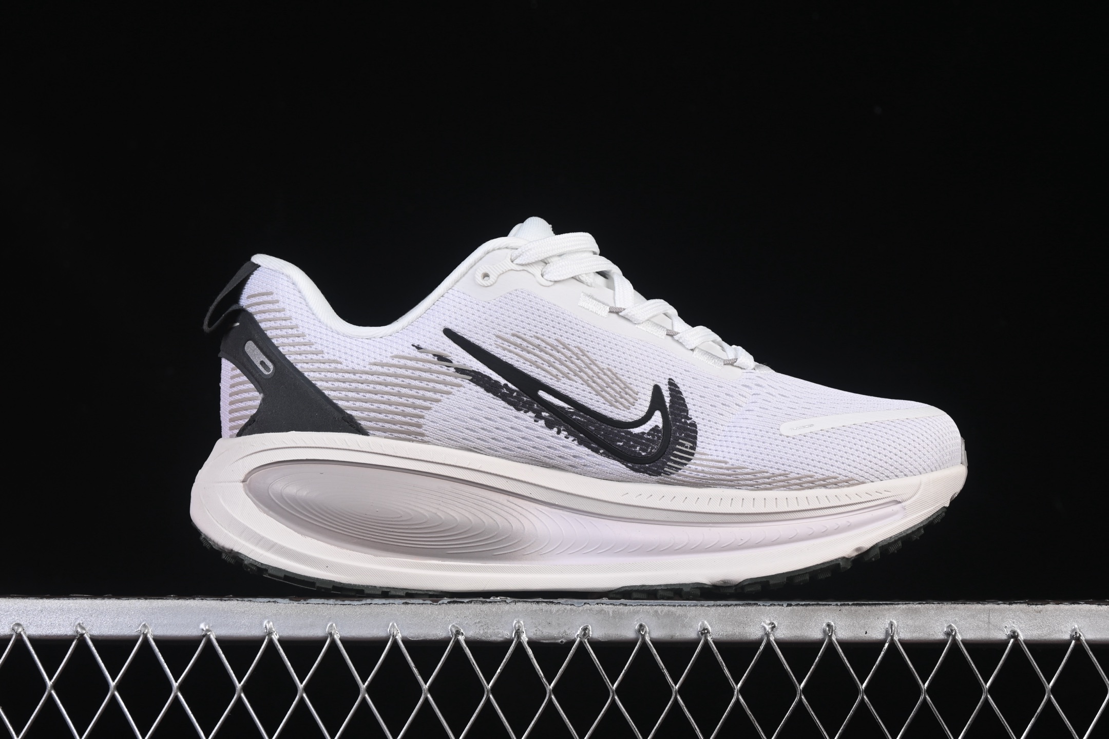 💰200纯原
 Nike Air Zoom Vomero 18 登月18 缓震休闲跑鞋 IB5726-100
尺码：36 36.5 37.5 38 38.5 39 40 40.5 41 42 42.5 43 44 44.5 45 46 N.D4