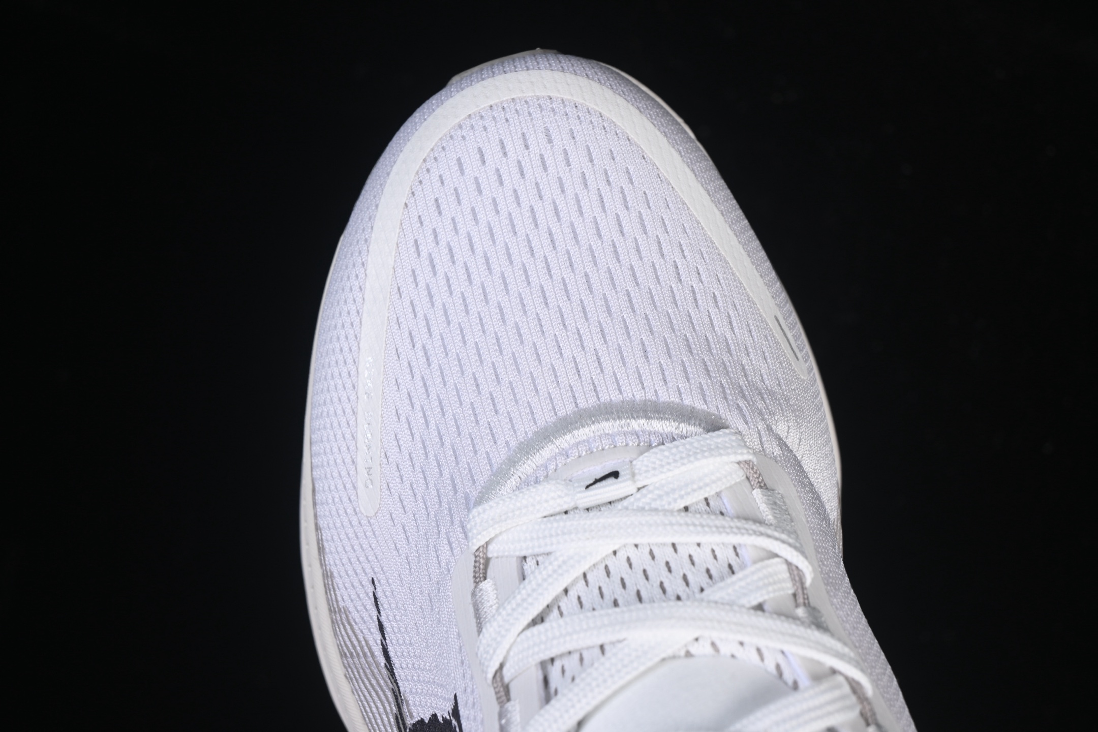 💰200纯原
 Nike Air Zoom Vomero 18 登月18 缓震休闲跑鞋 IB5726-100
尺码：36 36.5 37.5 38 38.5 39 40 40.5 41 42 42.5 43 44 44.5 45 46 N.D4