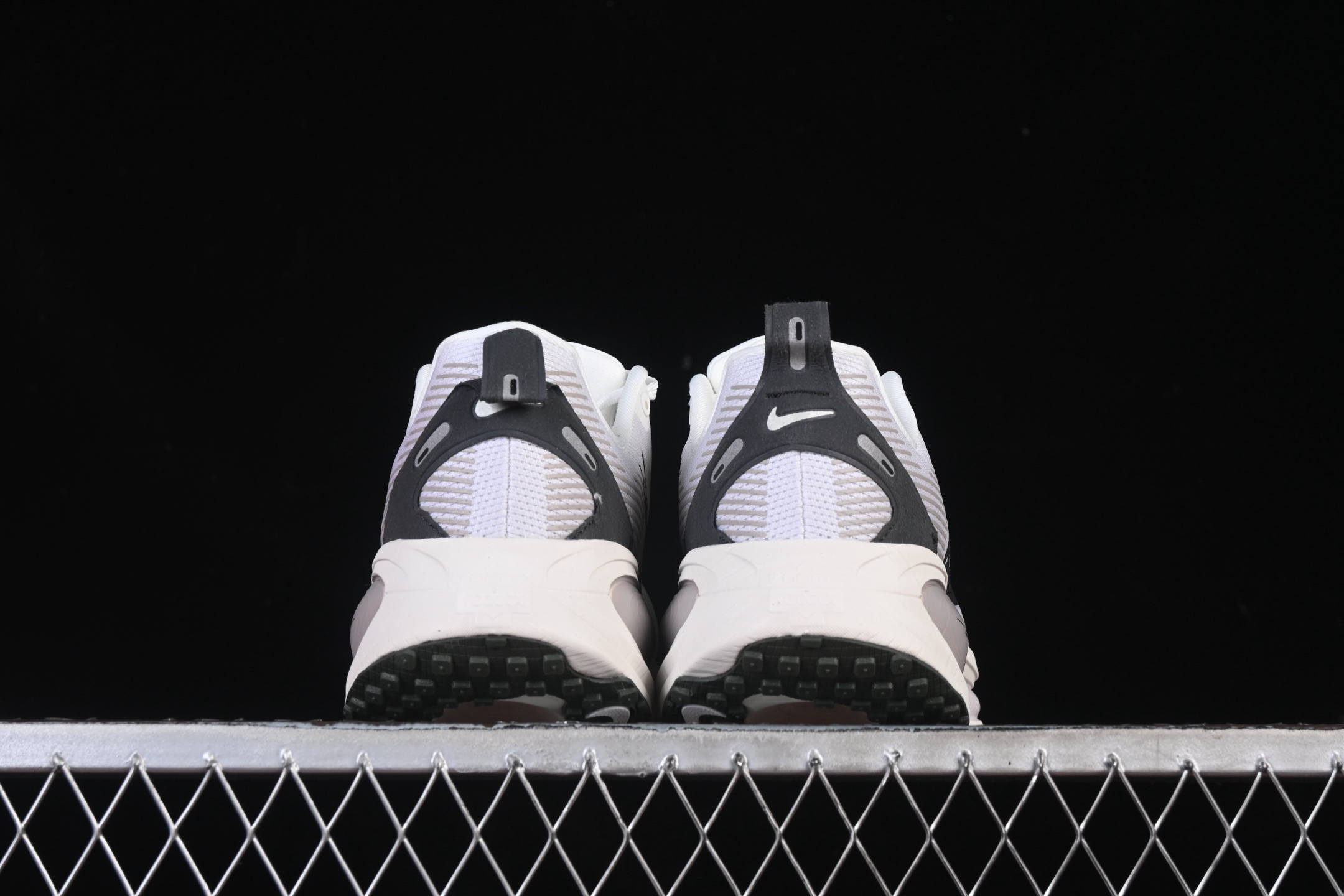 💰200纯原
 Nike Air Zoom Vomero 18 登月18 缓震休闲跑鞋 IB5726-100
尺码：36 36.5 37.5 38 38.5 39 40 40.5 41 42 42.5 43 44 44.5 45 46 N.D4