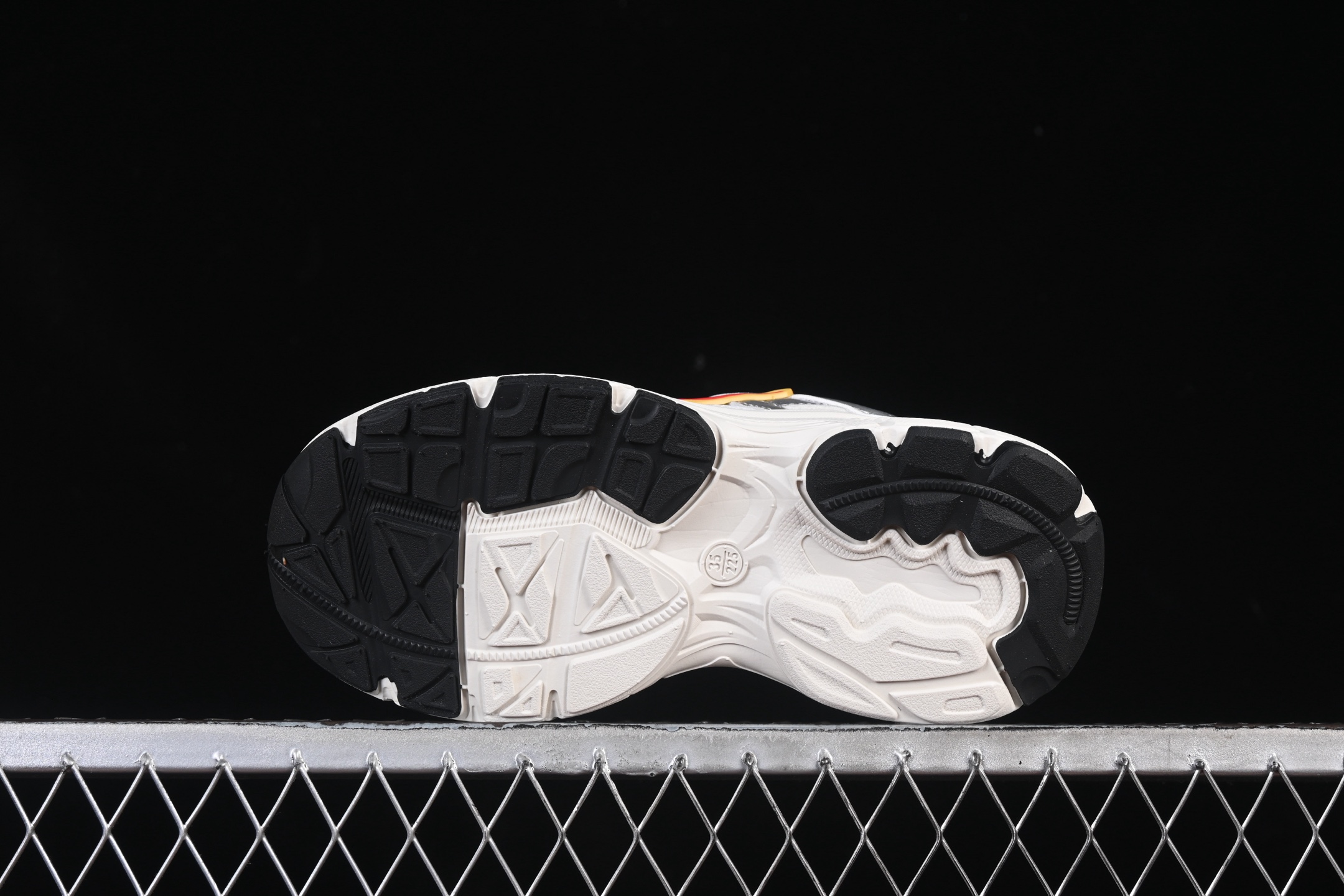 💰170纯原
Nike P-6000 复古休闲运动童鞋 白银红勾
尺码：27 28 29.5 30 31 32 33.5 34 35 J.C3