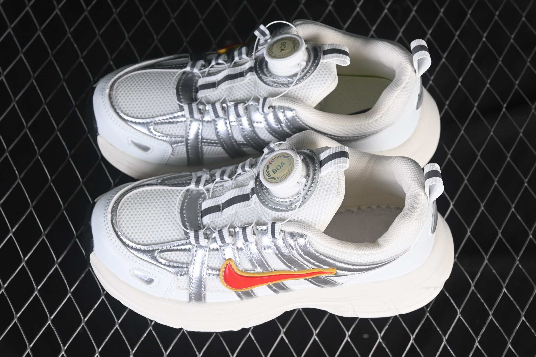💰170纯原
Nike P-6000 复古休闲运动童鞋 白银红勾
尺码：27 28 29.5 30 31 32 33.5 34 35 J.C3