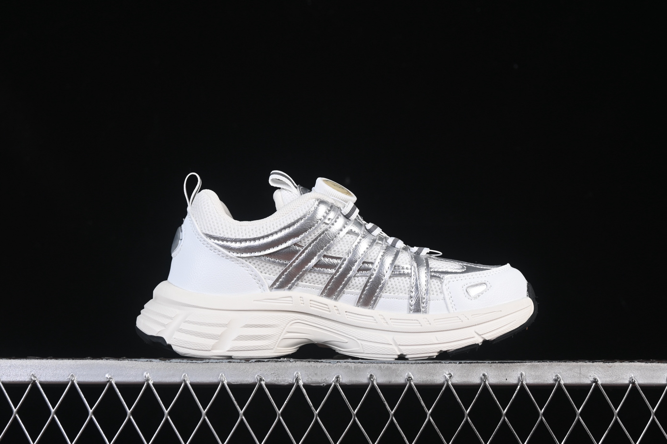 💰170纯原
Nike P-6000 复古休闲运动童鞋 白银红勾
尺码：27 28 29.5 30 31 32 33.5 34 35 J.C3