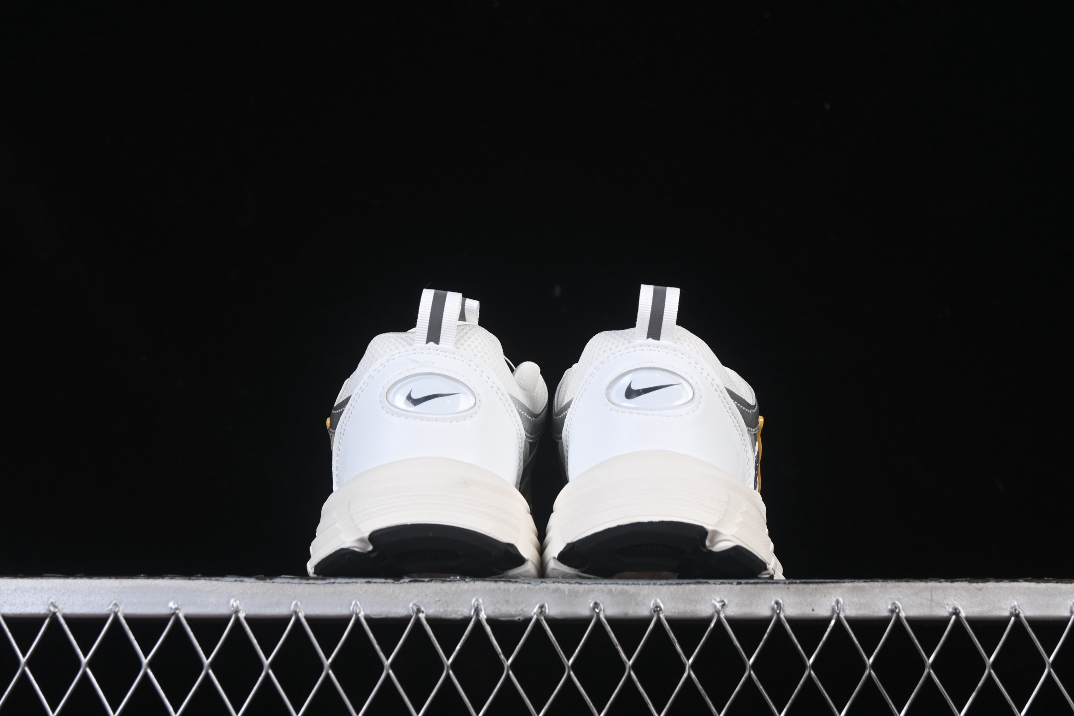 💰170纯原
Nike P-6000 复古休闲运动童鞋 白银红勾
尺码：27 28 29.5 30 31 32 33.5 34 35 J.C3