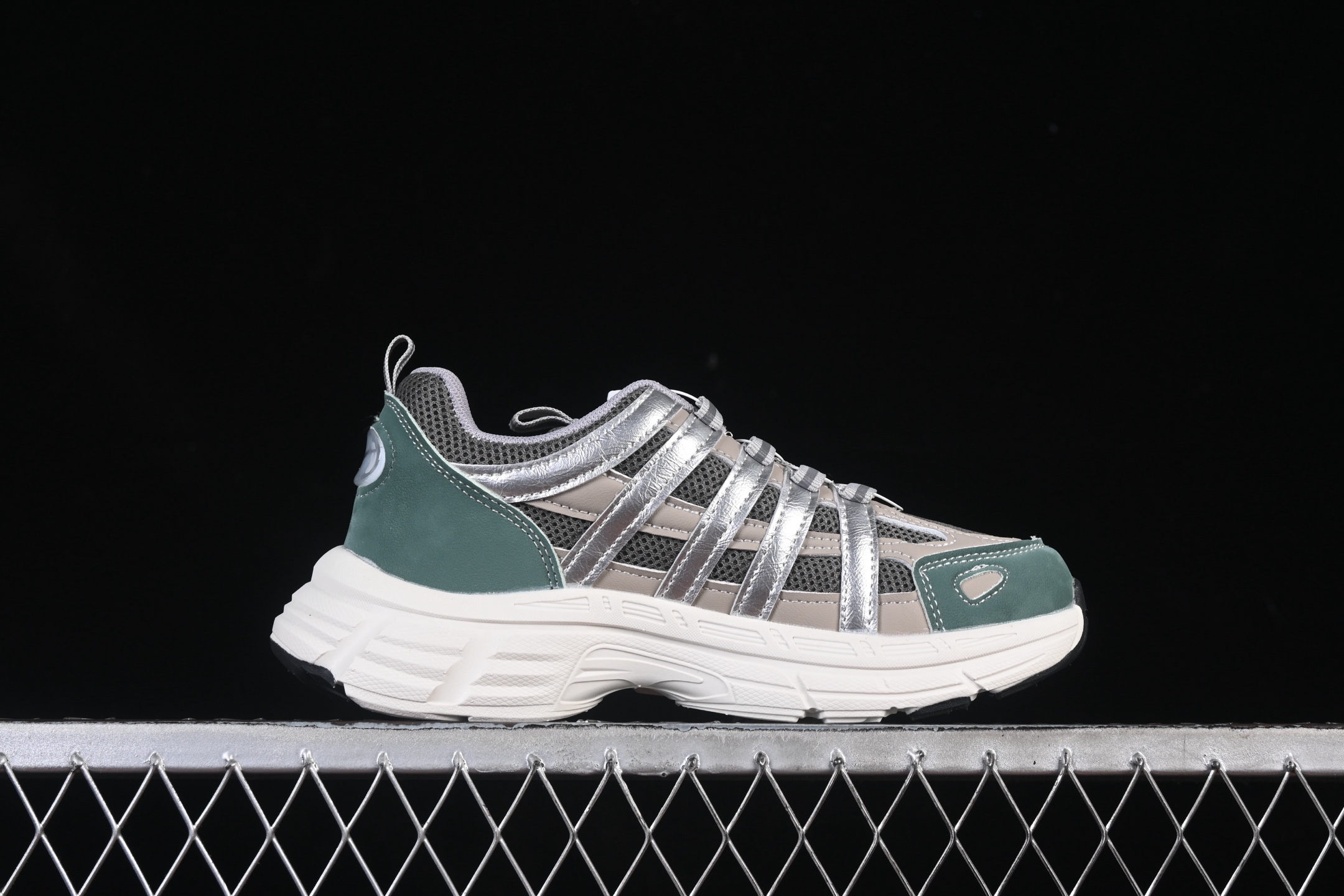 💰170纯原
 Nike P-6000 复古休闲运动童鞋 灰绿白勾
尺码：27 28 29.5 30 31 32 33.5 34 35 J.C3