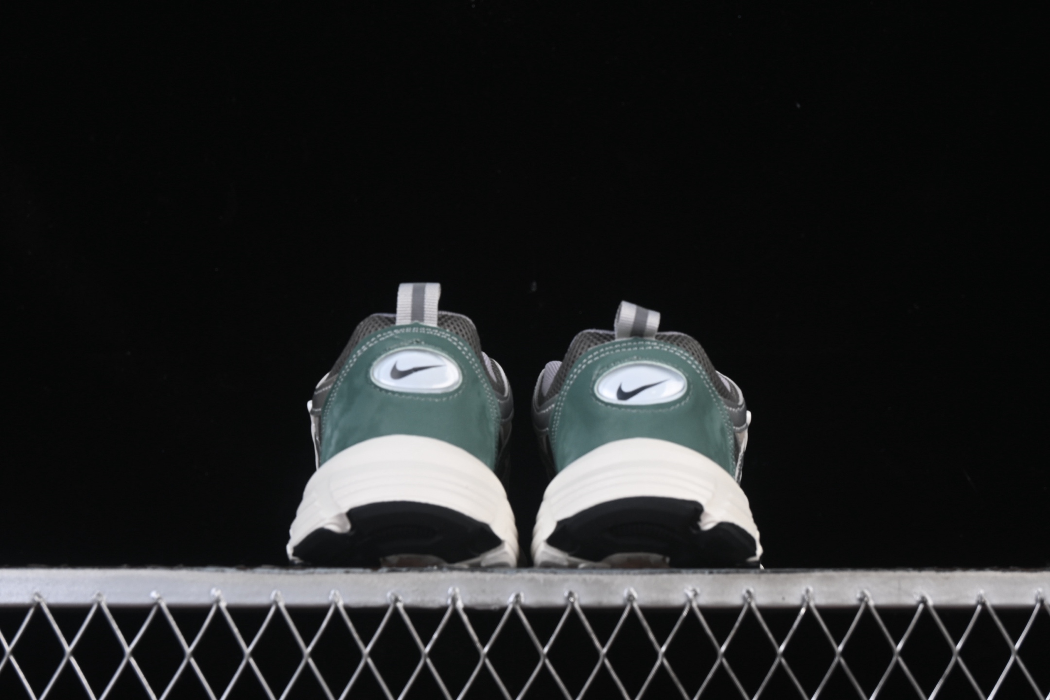 💰170纯原
 Nike P-6000 复古休闲运动童鞋 灰绿白勾
尺码：27 28 29.5 30 31 32 33.5 34 35 J.C3