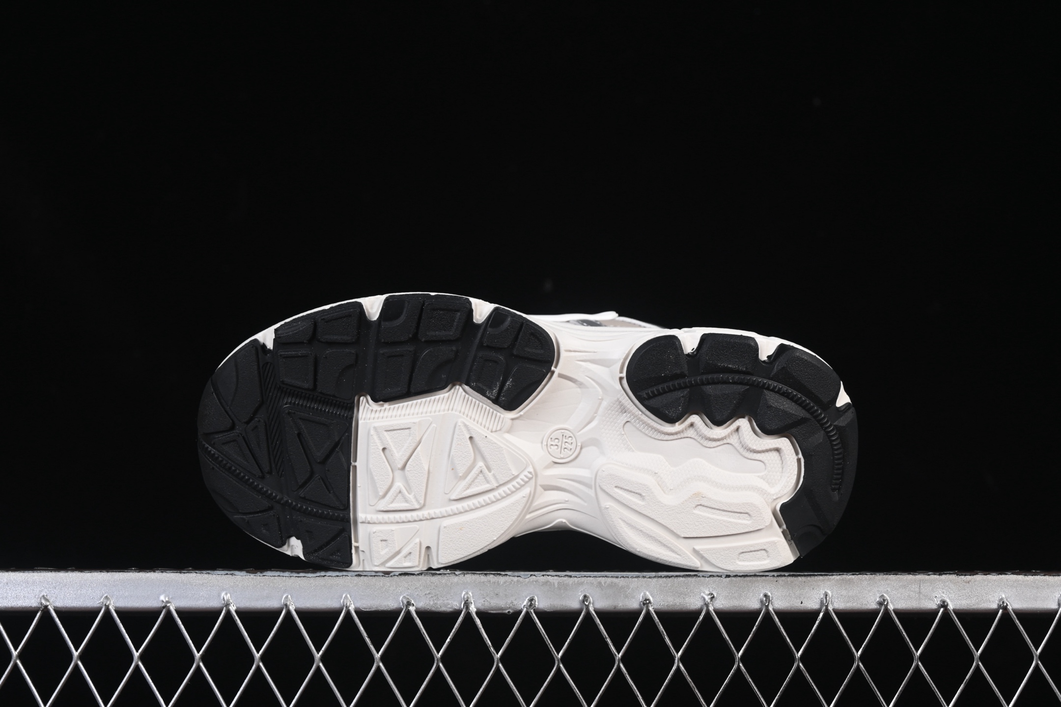 💰170纯原
 Nike P-6000 复古休闲运动童鞋 灰绿白勾
尺码：27 28 29.5 30 31 32 33.5 34 35 J.C3