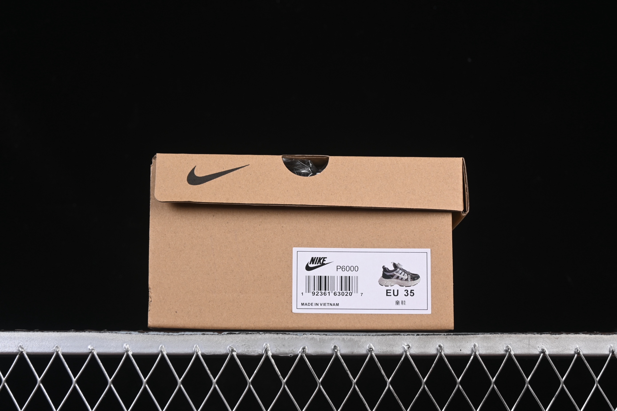 💰170纯原
 Nike P-6000 复古休闲运动童鞋 灰绿白勾
尺码：27 28 29.5 30 31 32 33.5 34 35 J.C3